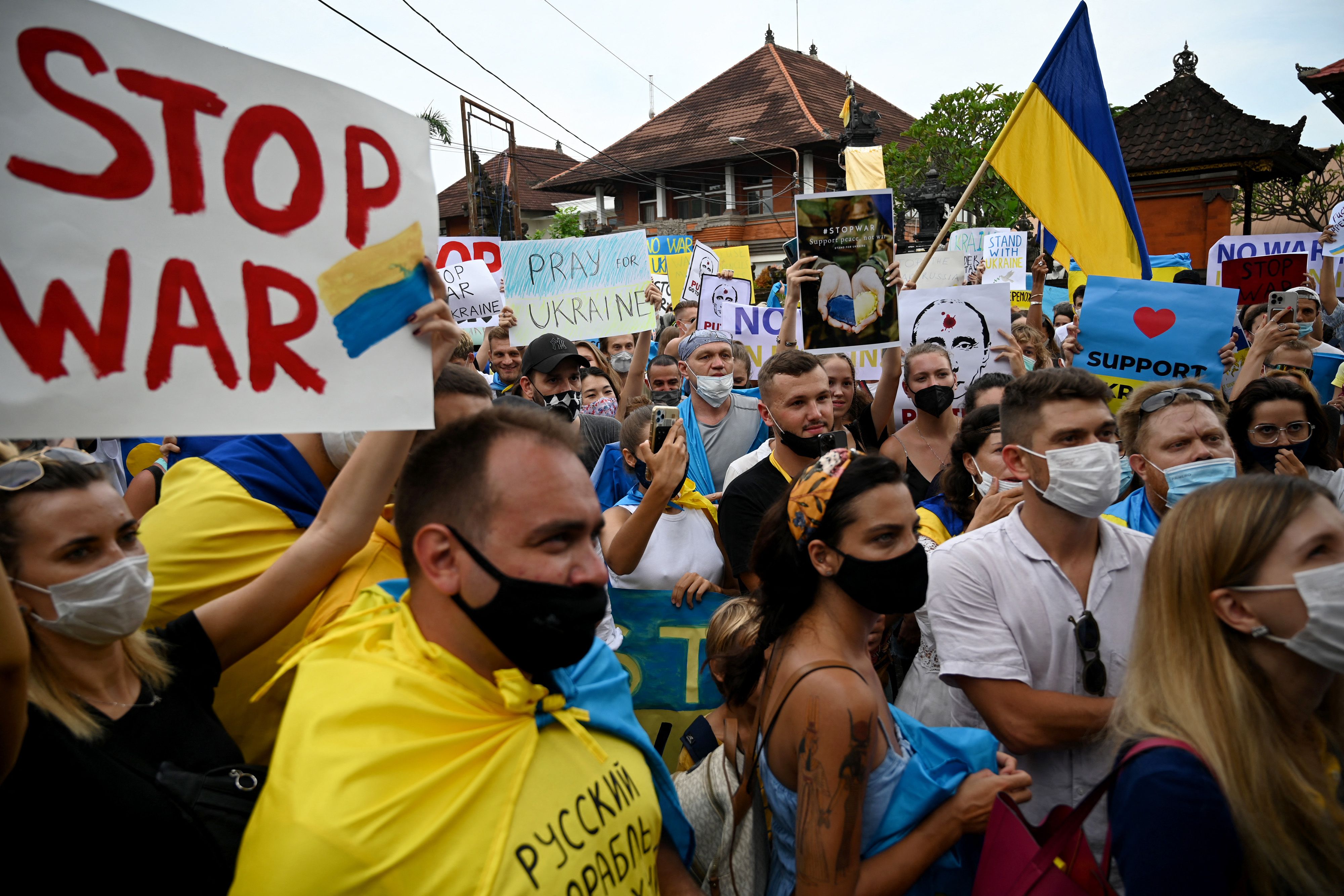 Ekspatriat dan Warga di Bali melakukan demonstrasi mendukung penghentian perang Rusia-Ukraina di depan konsulat Jenderal Ukraina di Denpasar