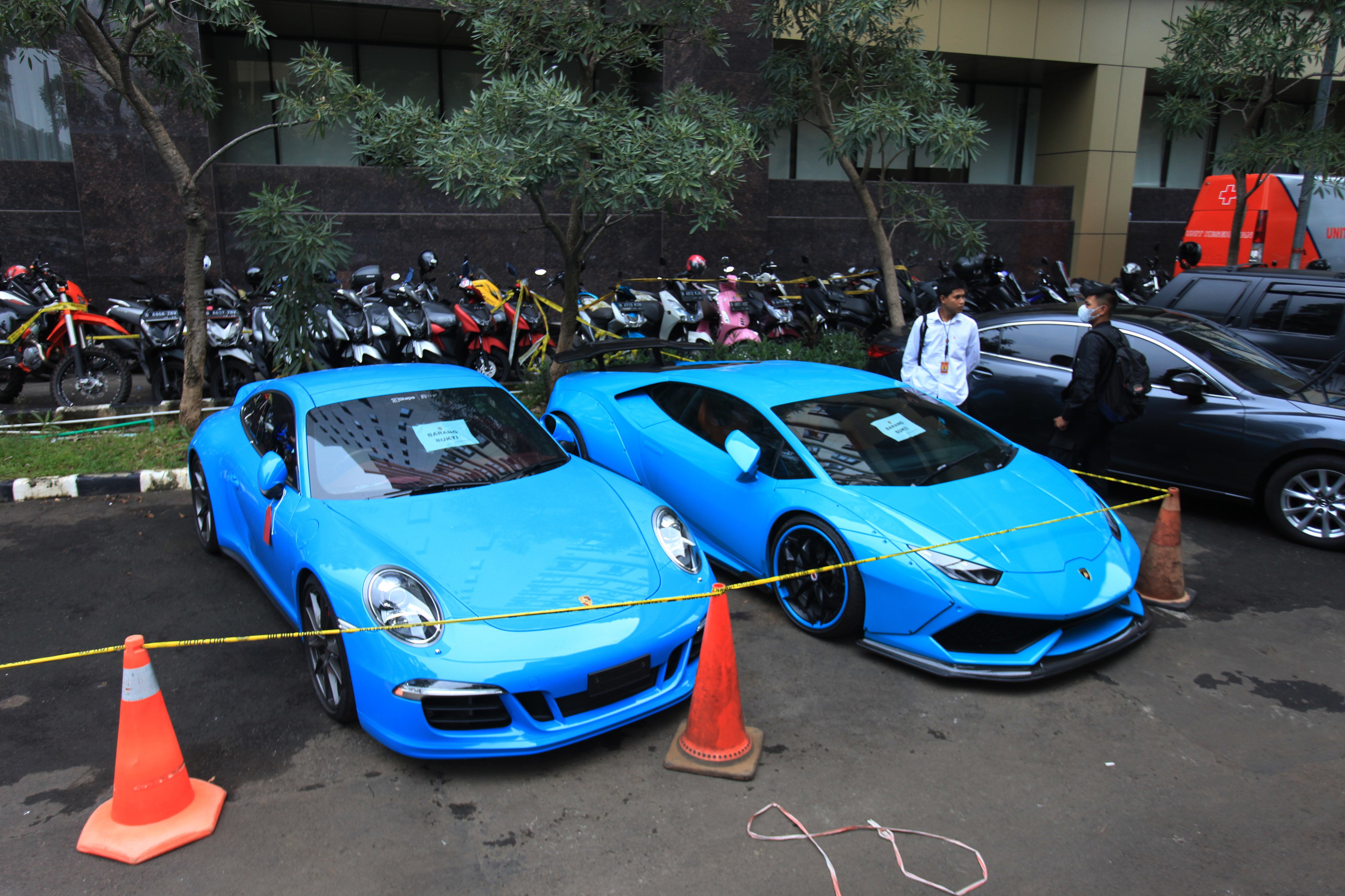 Barang sitaan milik tersangka kasus dugaan penipuan investasi trading binary option lewat aplikasi Quotex Doni Salmanan.