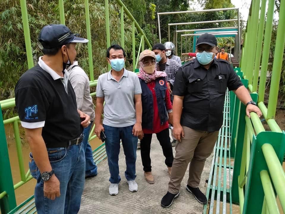 Wabup Rembang Mochammad Hanies Cholil Baro' dan sejumlah OPD meninjau tanah longsor di Desa Maguan