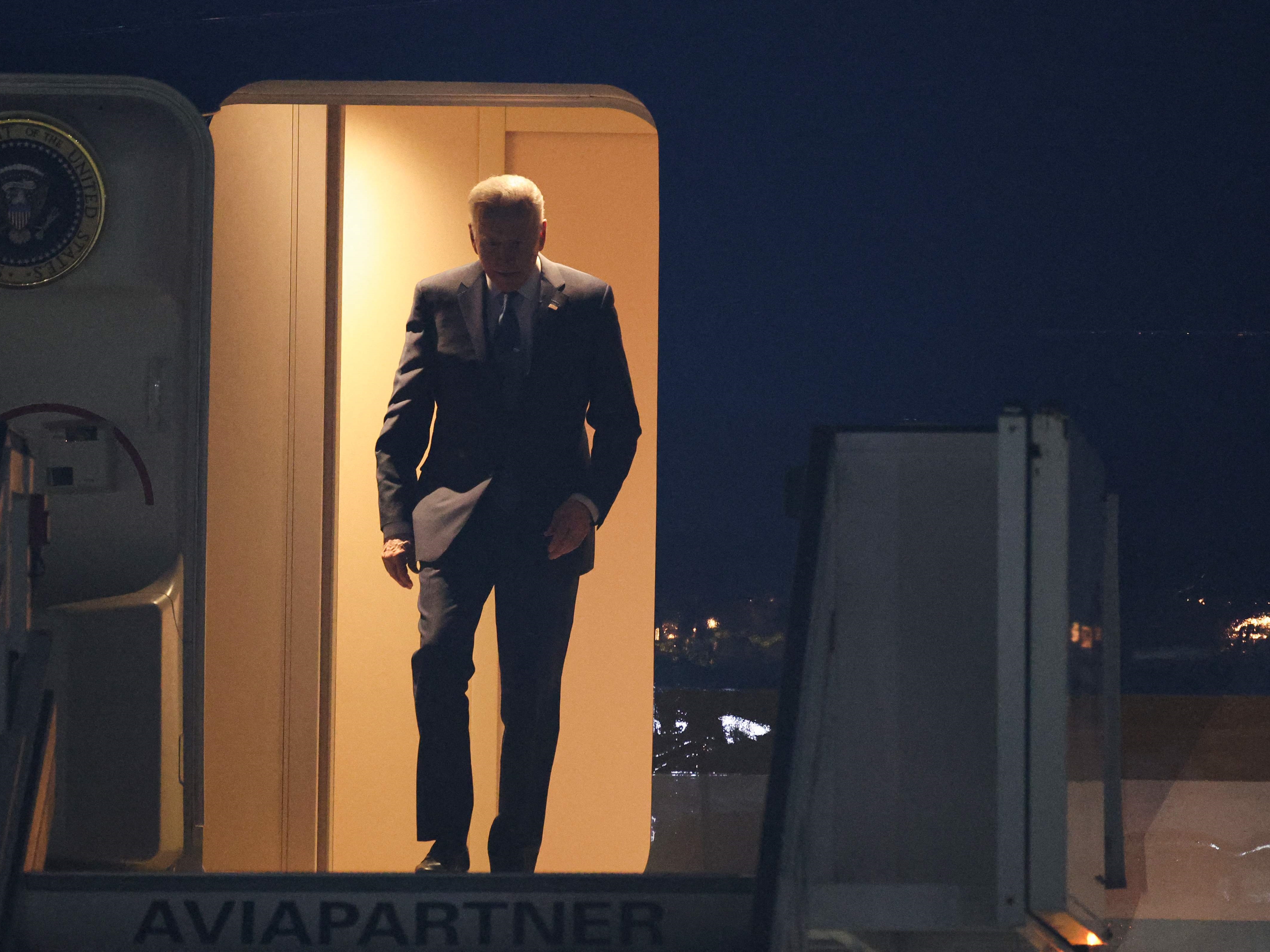 Presiden AS Joe Biden turun dari Air Force One saat ia tiba di Bandara Brussels pada 23 Maret 2022 pada malam pertemuan puncak NATO.