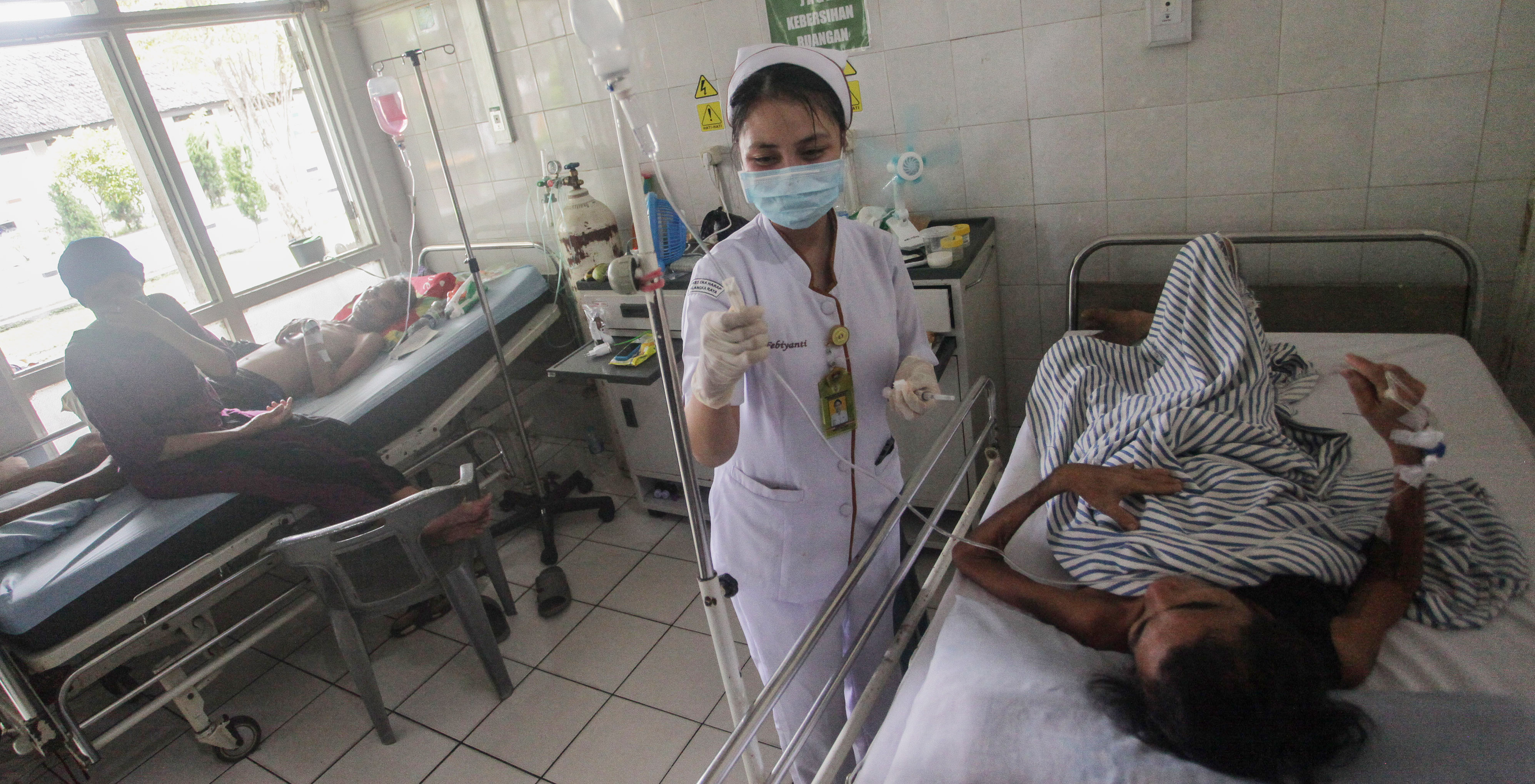 Perawat mengecek infus seorang pasien Tuberkulosis (TBC) yang sedang dirawat di RSUD Doris Sylvanus, Palangkaraya, Kalimantan Tengah.