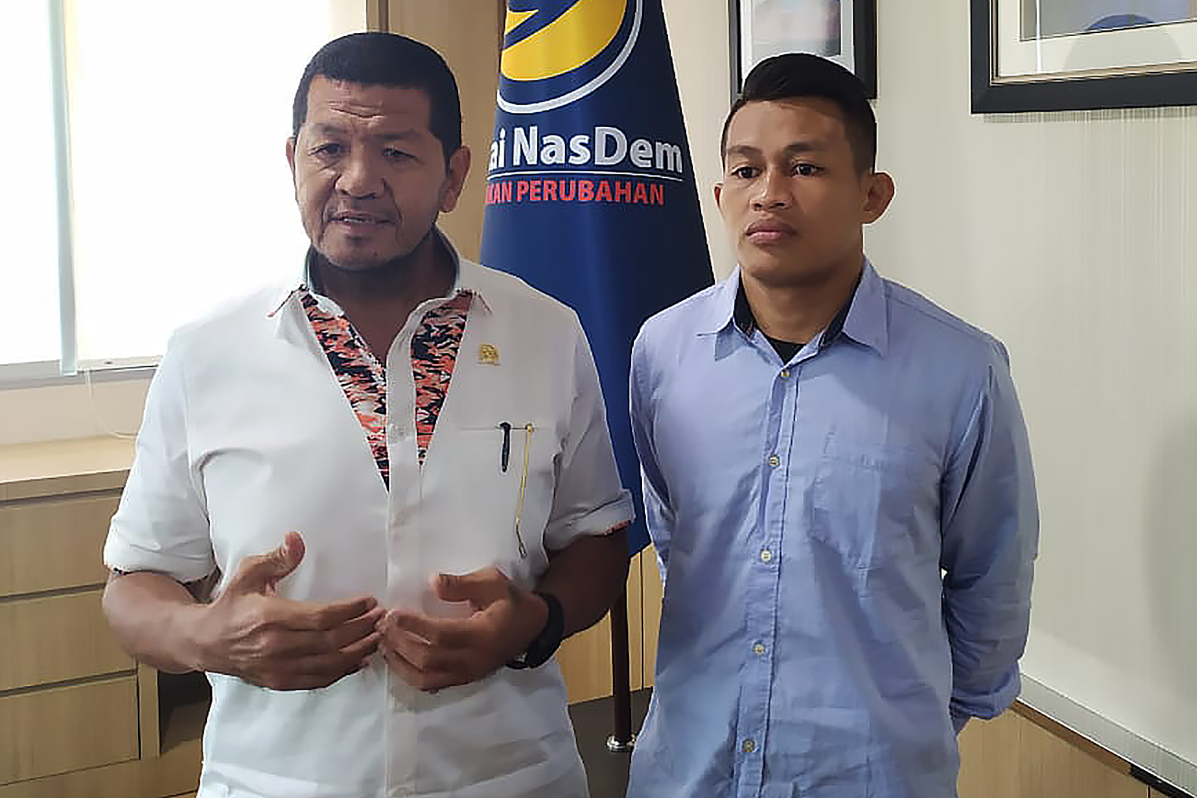 Ketua Fraksi Partai NasDem DPR RI Roberth Rouw (kiri)  bertemu dengan Petarung MMA Adrian Mattheis di Kantor Fraksi Partai Nasdem DPR RI.