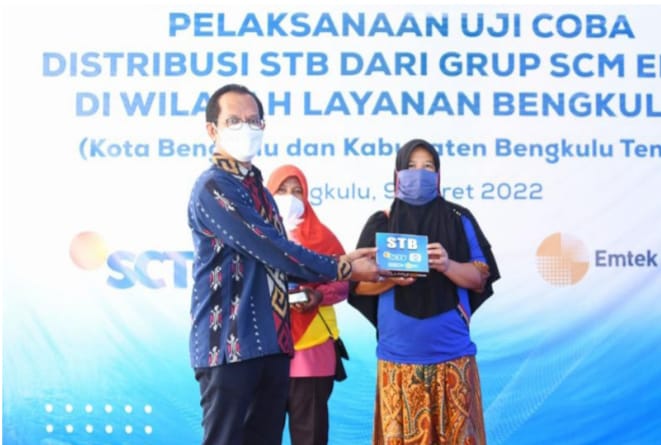 Staf Khusus Menkominfo Philip Gobang menyerahkan STB kepada warga Bengkulu