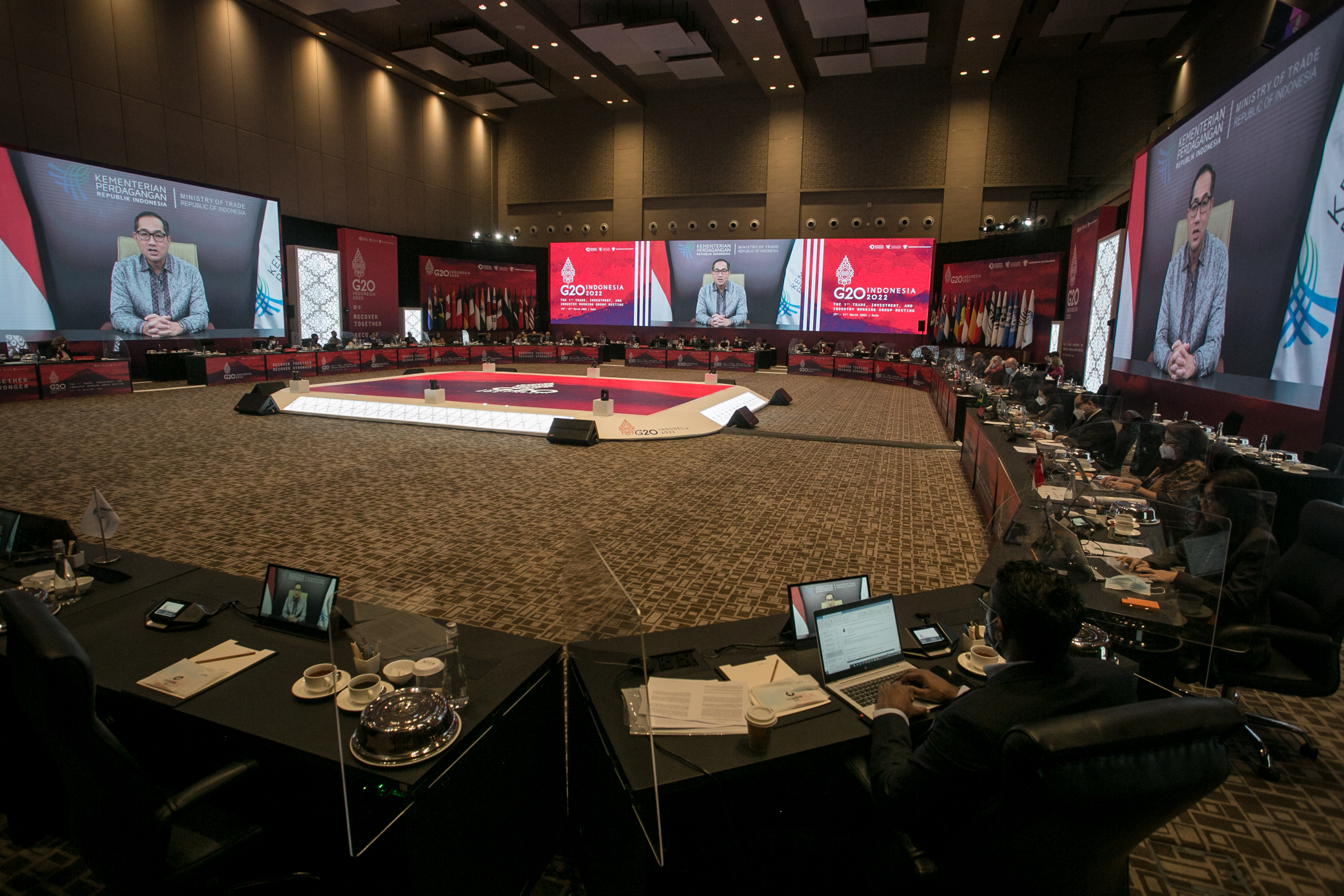  Peserta delegasi negara G20 mengikuti rapat pertemuan 