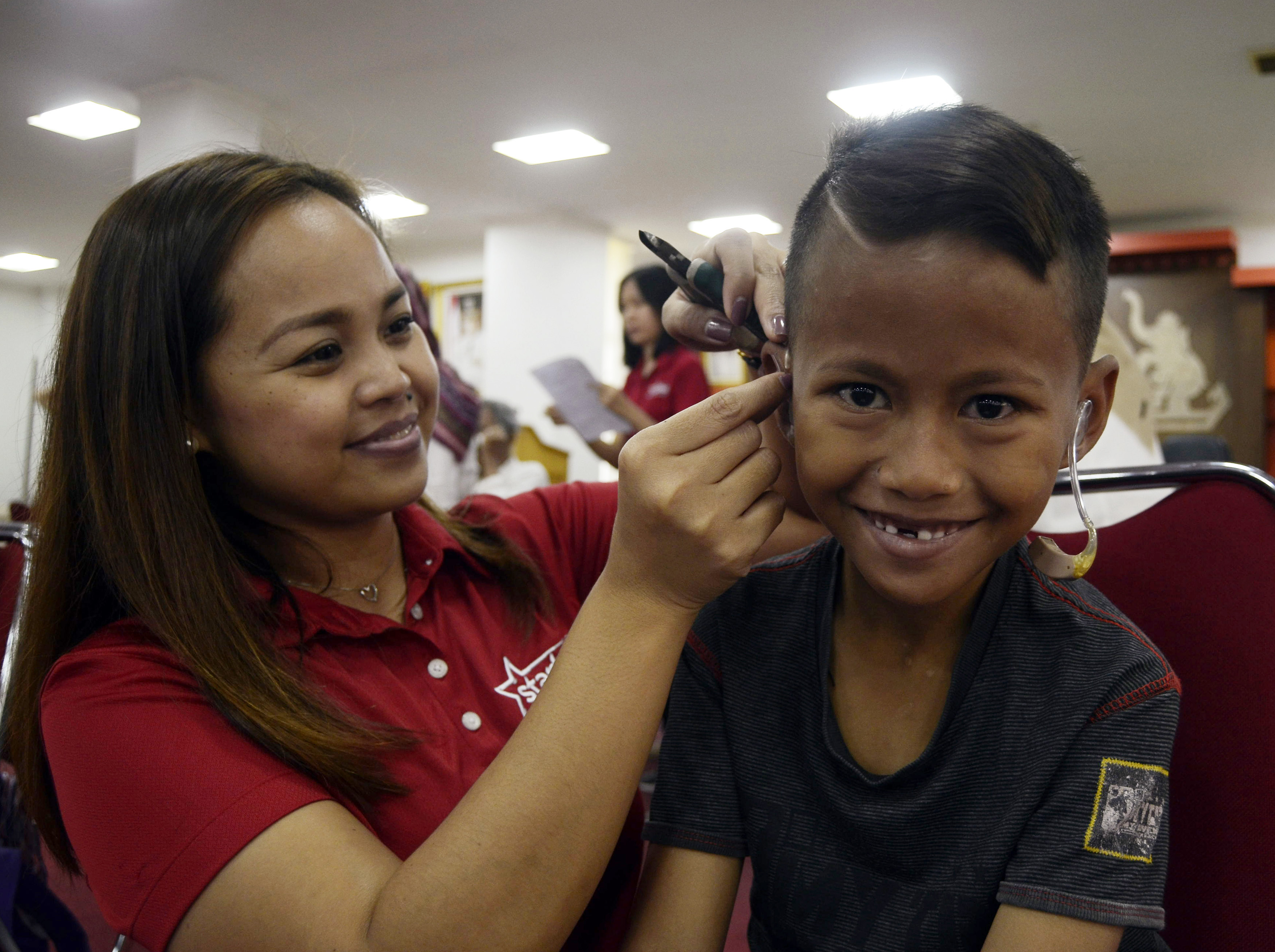 Pemasangan Alat Bantu Dengar (ABD) kepada anak penerima bantuan di Kantor Pemerintah Provinsi Lampung, Lampung, sebelum pandemi.