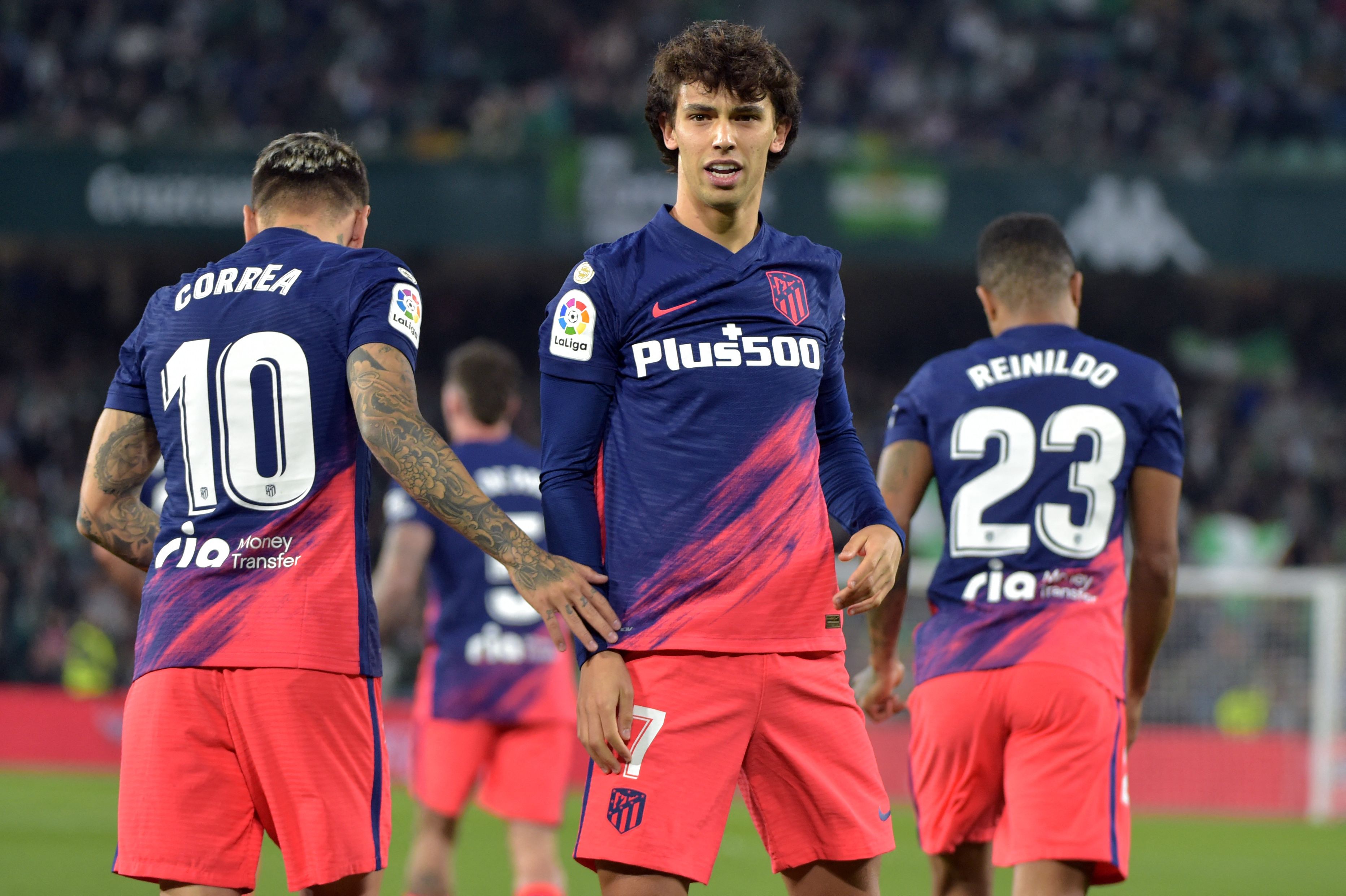 Pemain Atletico Madrid Joao Felix (tengah) melakukan selebrasi usai mencetak gol ke gawnag Real Betis di laga La Liga.