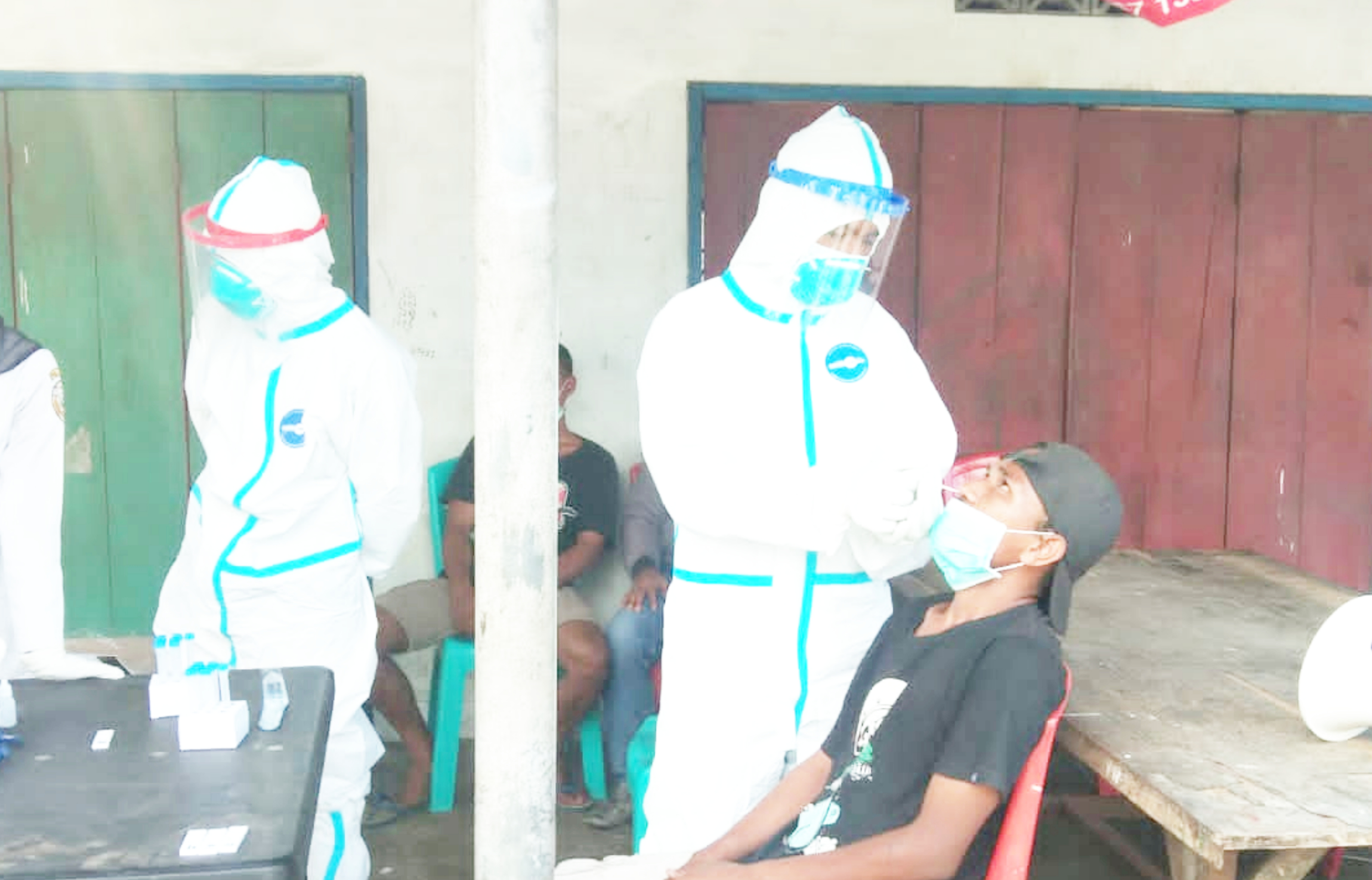 Warga menjalani pemeriksaan antigen