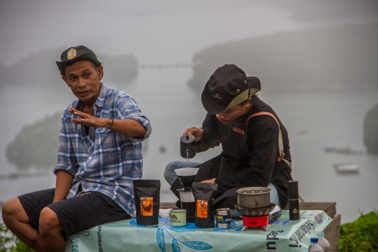 i Biji Kopi Borneo dan kelompok jurnalis lingkungan Pena Hijau Indonesia memberikan pemamaparan tentang kopi Borneo.