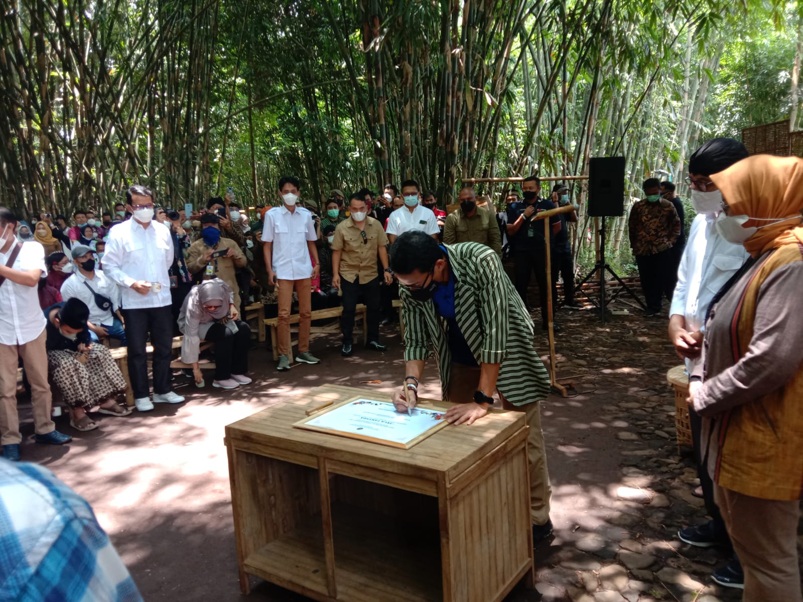 Menteri Pariwisata dan Ekonomi Kreatif Sandiaga Uno mengunjungi destinasi wisata pasar tradisional Pasar Papringan Ngadiprono, Ngadimulyo, K