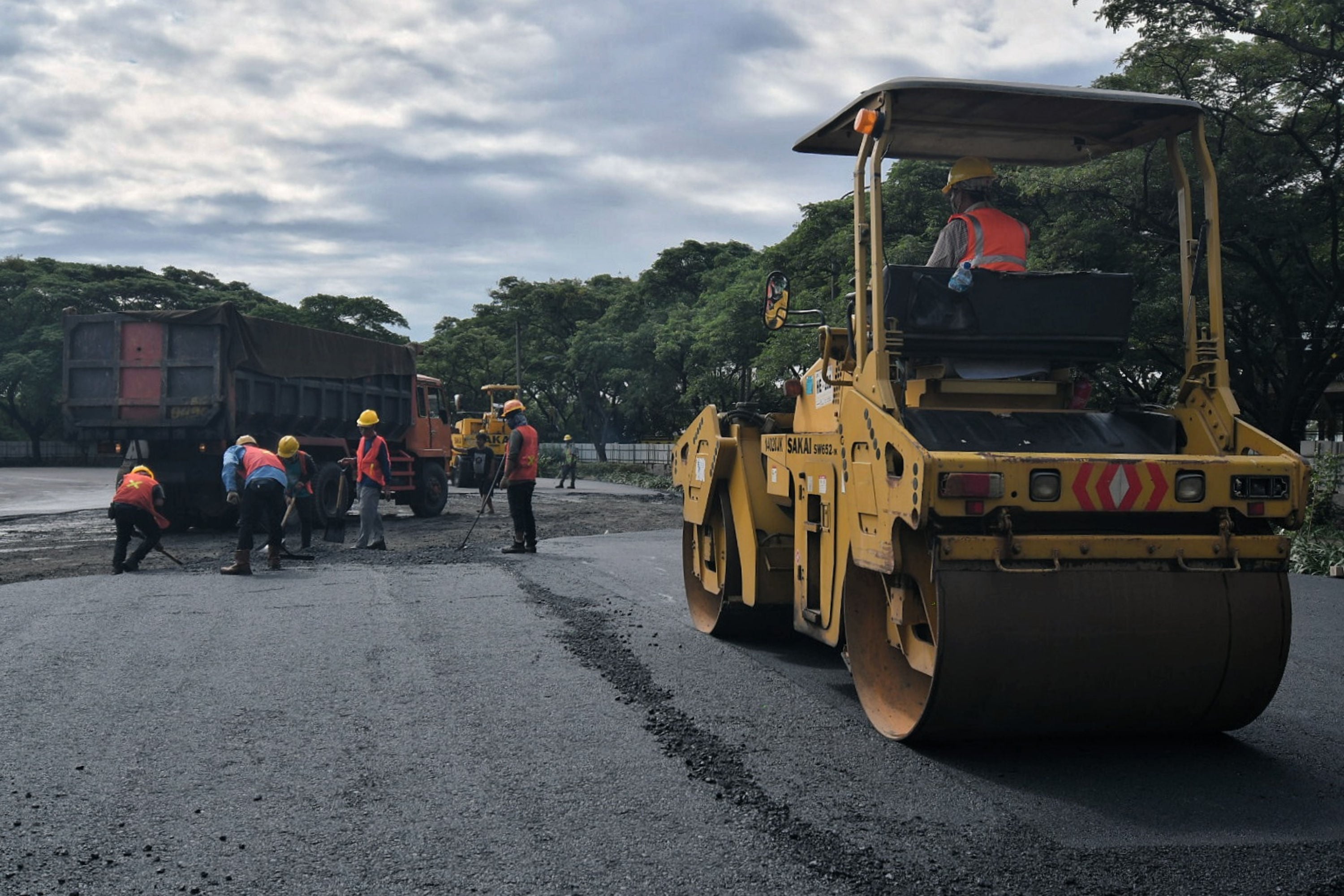 Pekerja mengoperasikan alat berat saat menyelesaikan pengerjaan proyek sirkuit Formula E di kawasan Ancol, Jakarta, Minggu (6/3).