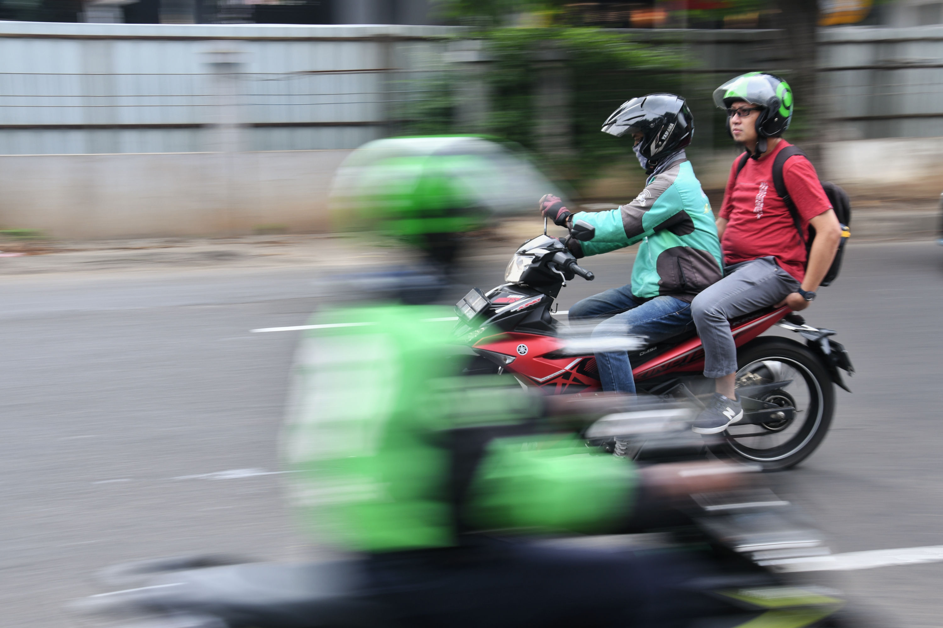 Pengemudi ojol menjemput penumpangnya di kawasan Stasiun Tanjung Barat, Jakarta Selatan.