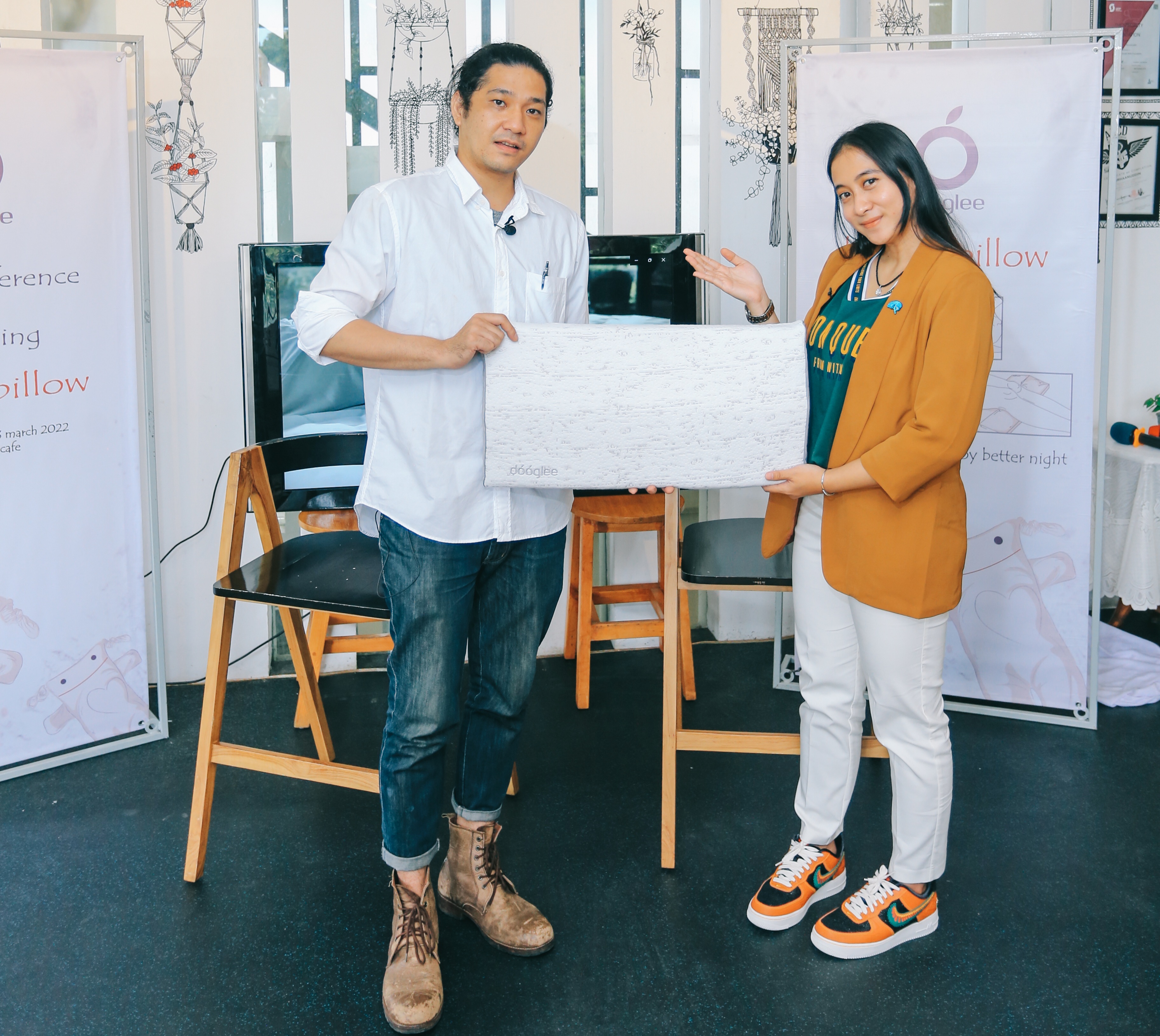 Peluncuran Lumbar Pillow