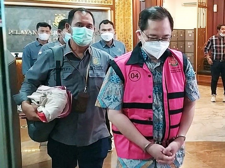 Teddy Tjokrosaputro, saat digiring ke mobil tahanan