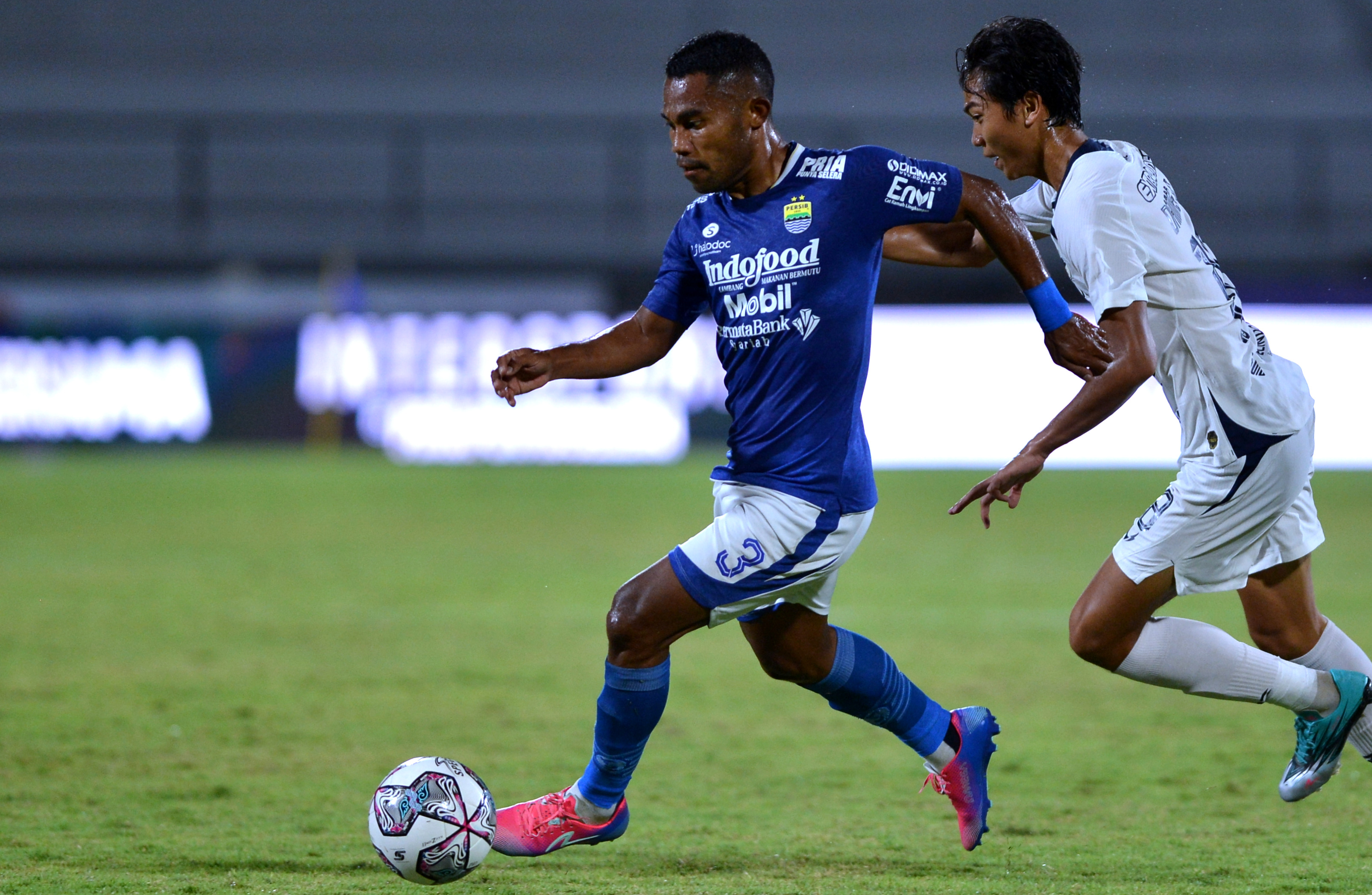 Pemain Persib Ardi Idrus (kiri)