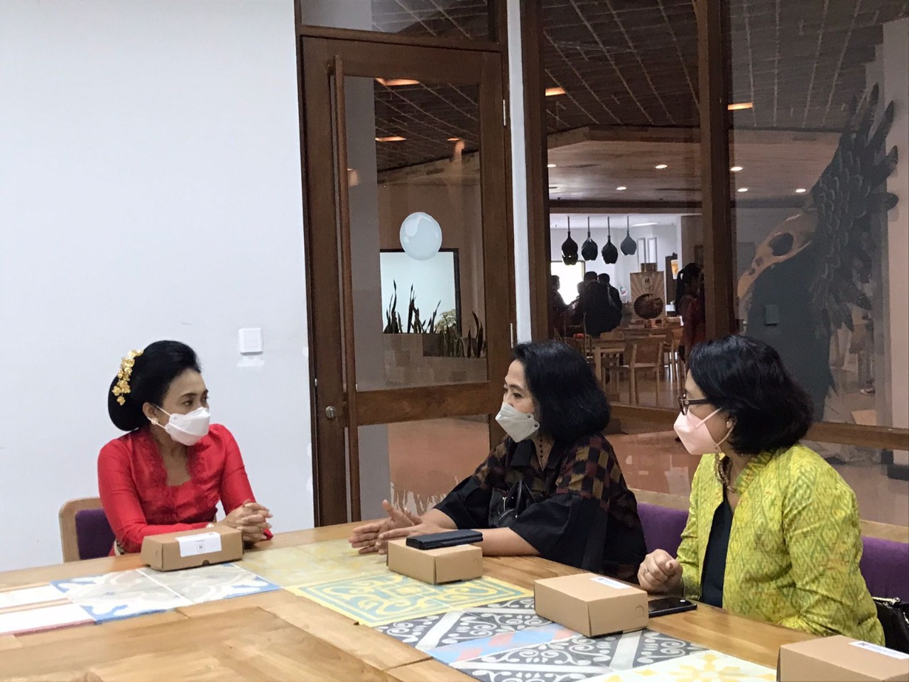 Pertemuan antara Direktur Kepatuhan BPR Lestari Bali Luh Ketut Citarasmini dan Menteri PPPA Bintang Puspayoga.