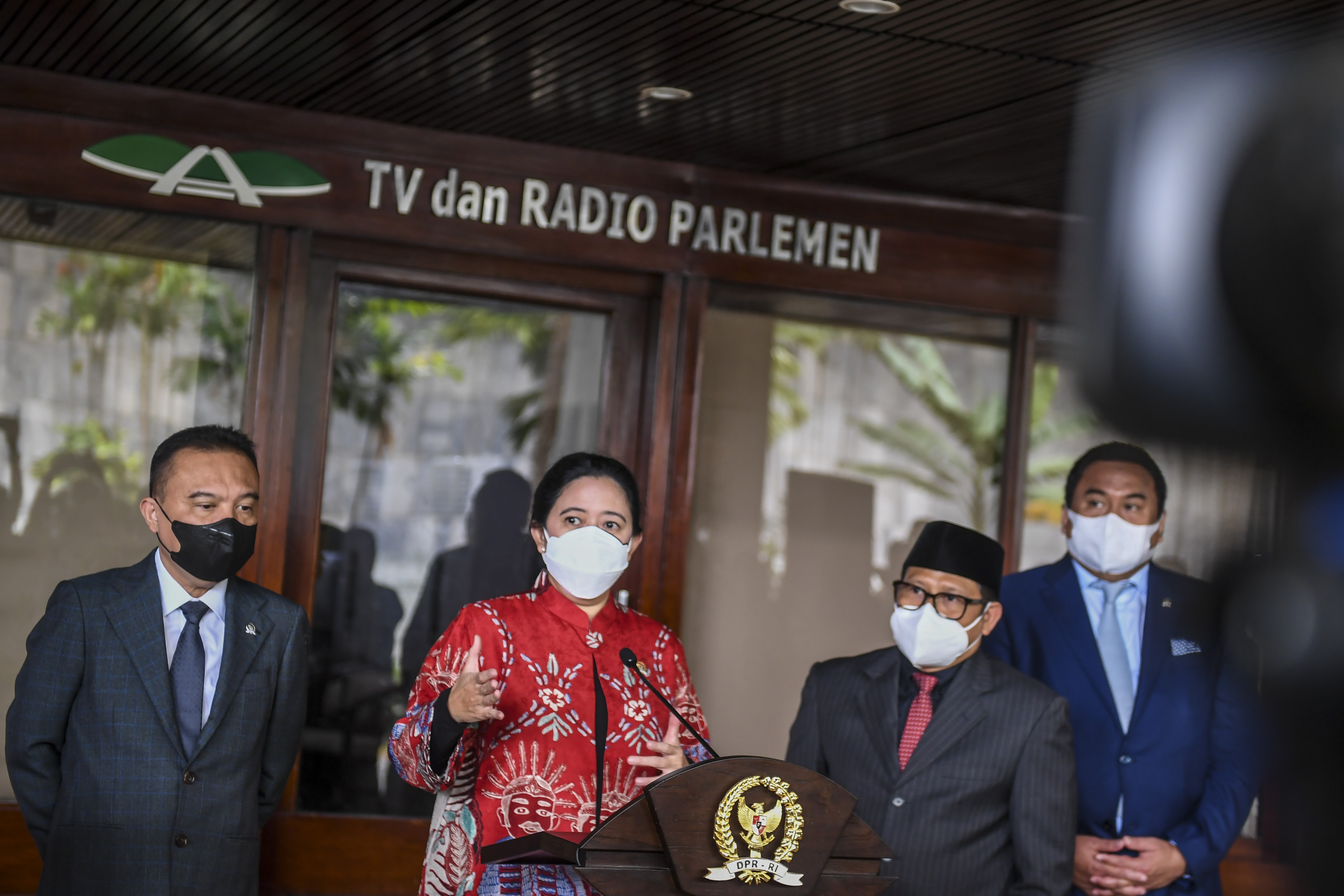 Pimpinan DPR memberikan keterangan pers terkait pelaksanaan Pemilu 2024 di kompleks parlemen Senayan, Jakarta.