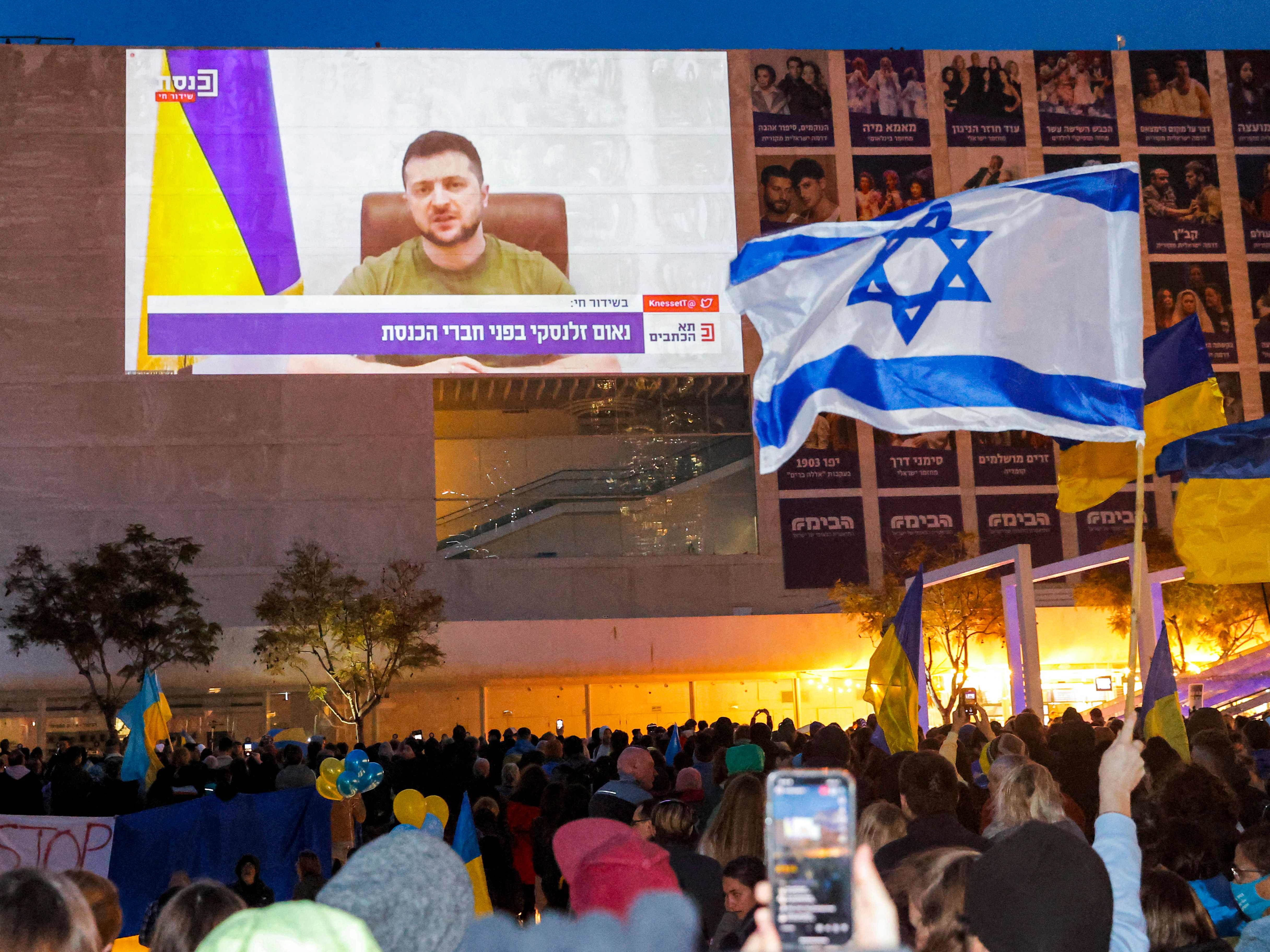 Demonstran berkumpul di kota pesisir Mediterania Tel Aviv untuk menghadiri pidato video Presiden Ukraina, Minggu (20/3).