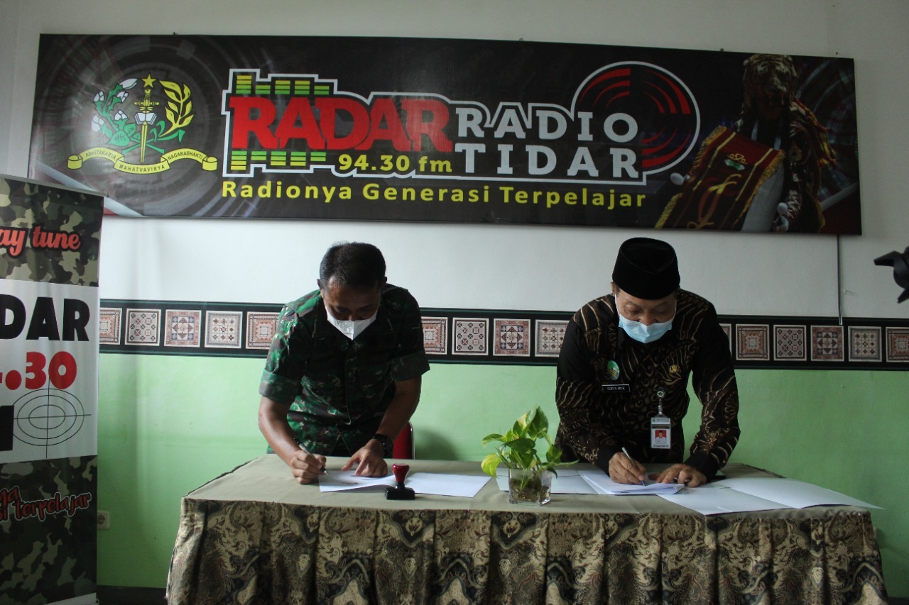 Penandatanganan kesepakatan kerja sama Radio Tidar Akmil dengan Kantor Kementerian Agama Magelang