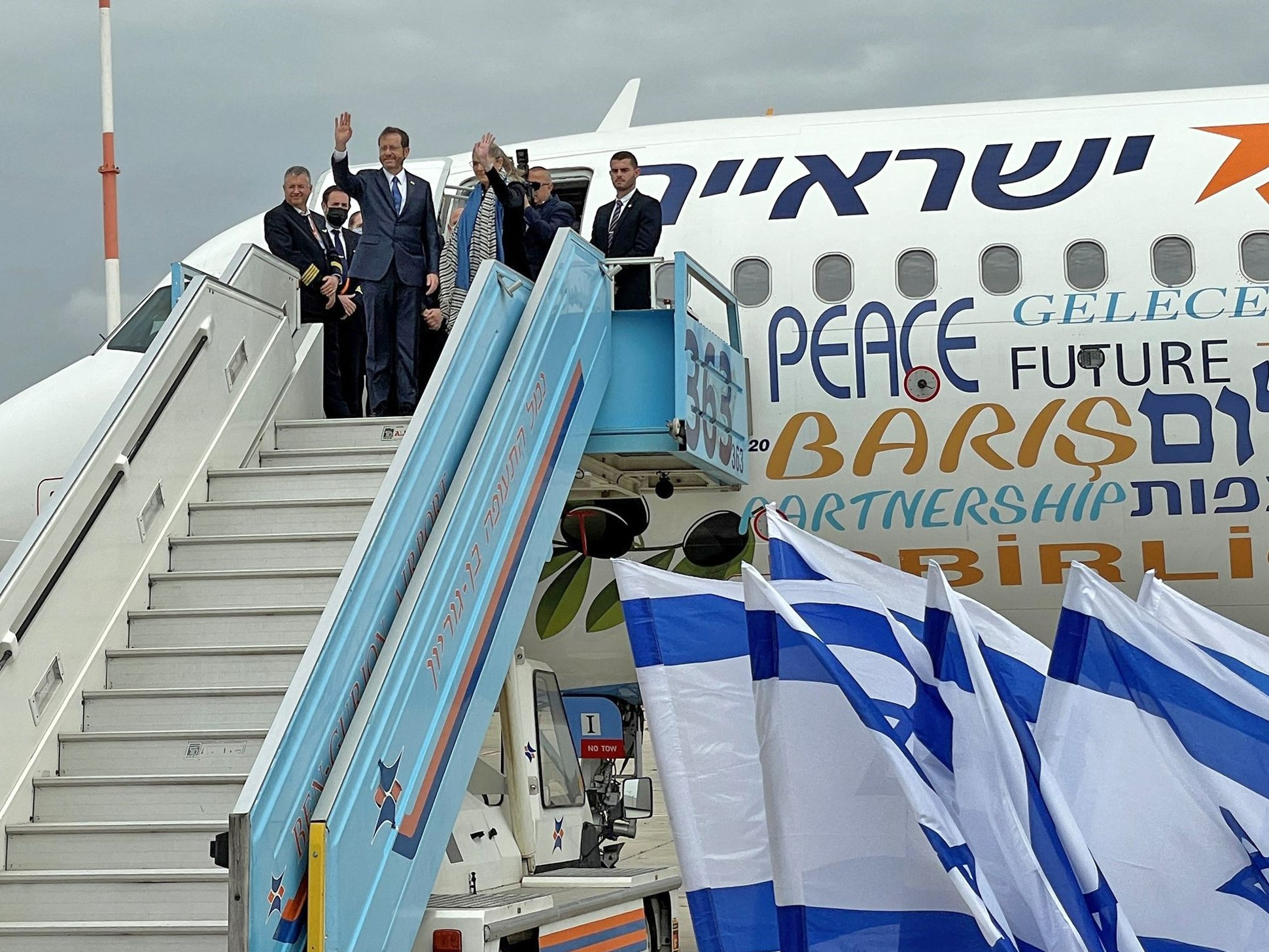 Presiden Israel Isaac Herzog melambai saat ia berangkat untuk kunjungan resmi ke Turki pada 9 Maret 2022 di landasan Bandara Ben Gurion.