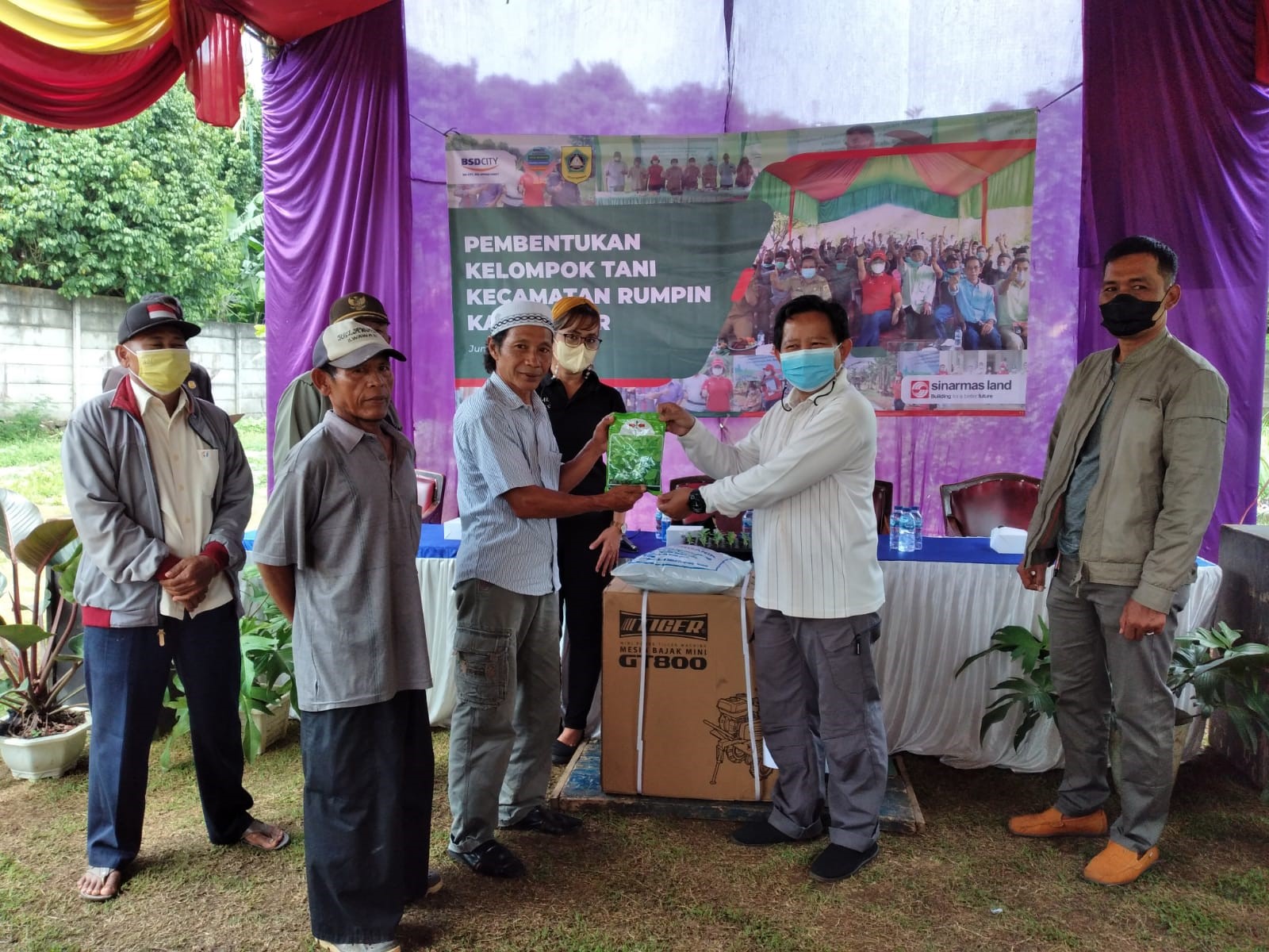 Tim CSR PT BSD Tbk secara simbolis menyerahkan paket bantuan pertanian kepada perwakilan tani di Desa Rumpin, Kabupaten Bogor, Jumat (4/3).