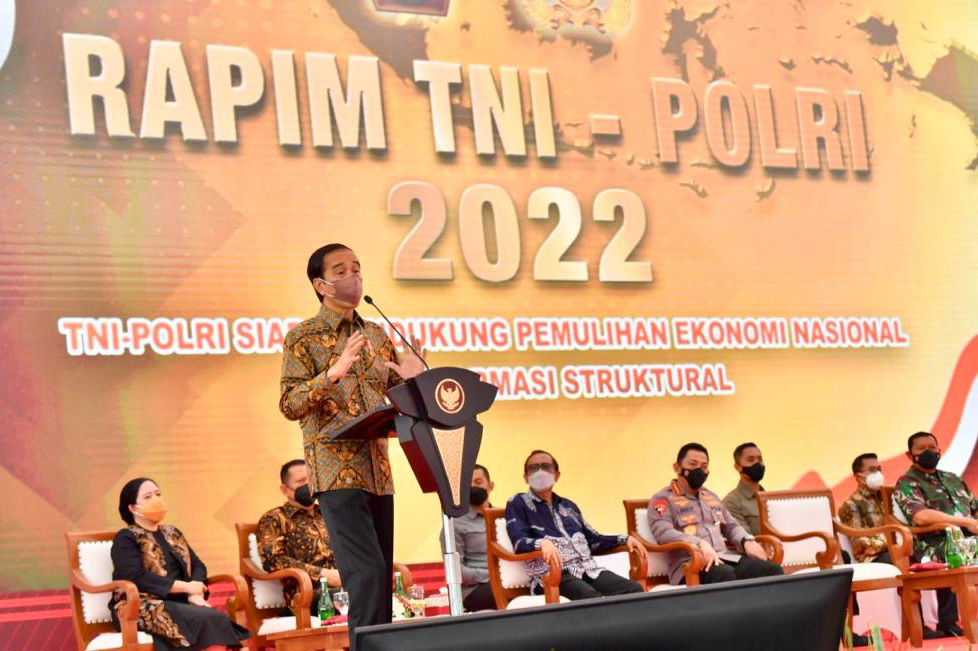 Jokowi: Istri/Suami Anggota TNI-Polri Harus Disiplin Nasional