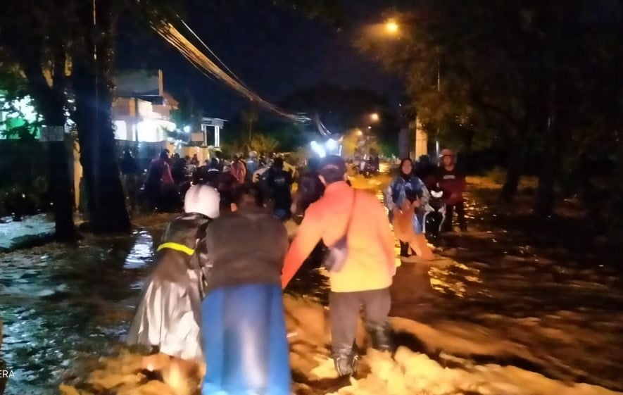 Tim BPBD Kabupaten Tuban membantu warga menyelamatkan diri dari banjir bandang yang terjadi di Kabupaten Tuban