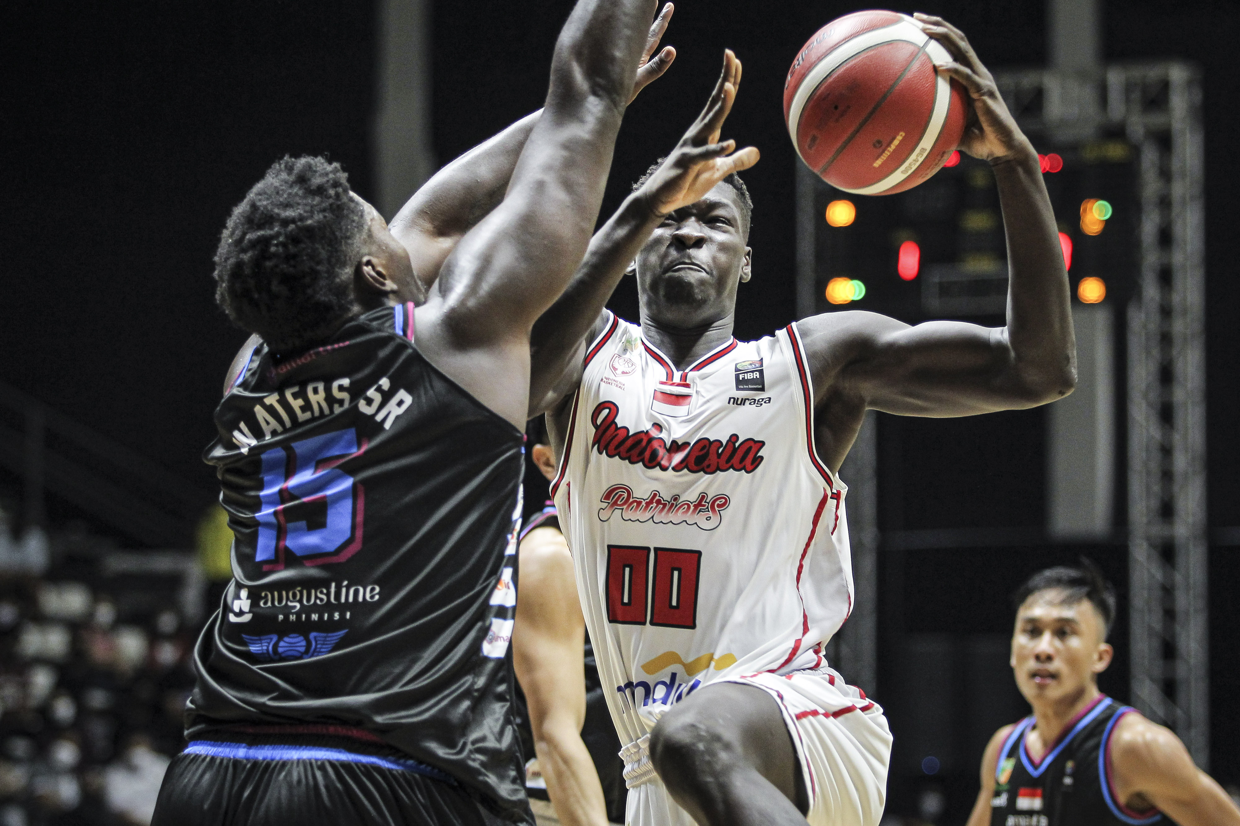 Pebasket Indonesia Patriots Dame Diagne berusaha melewati pemain lawan di laga IBL.
