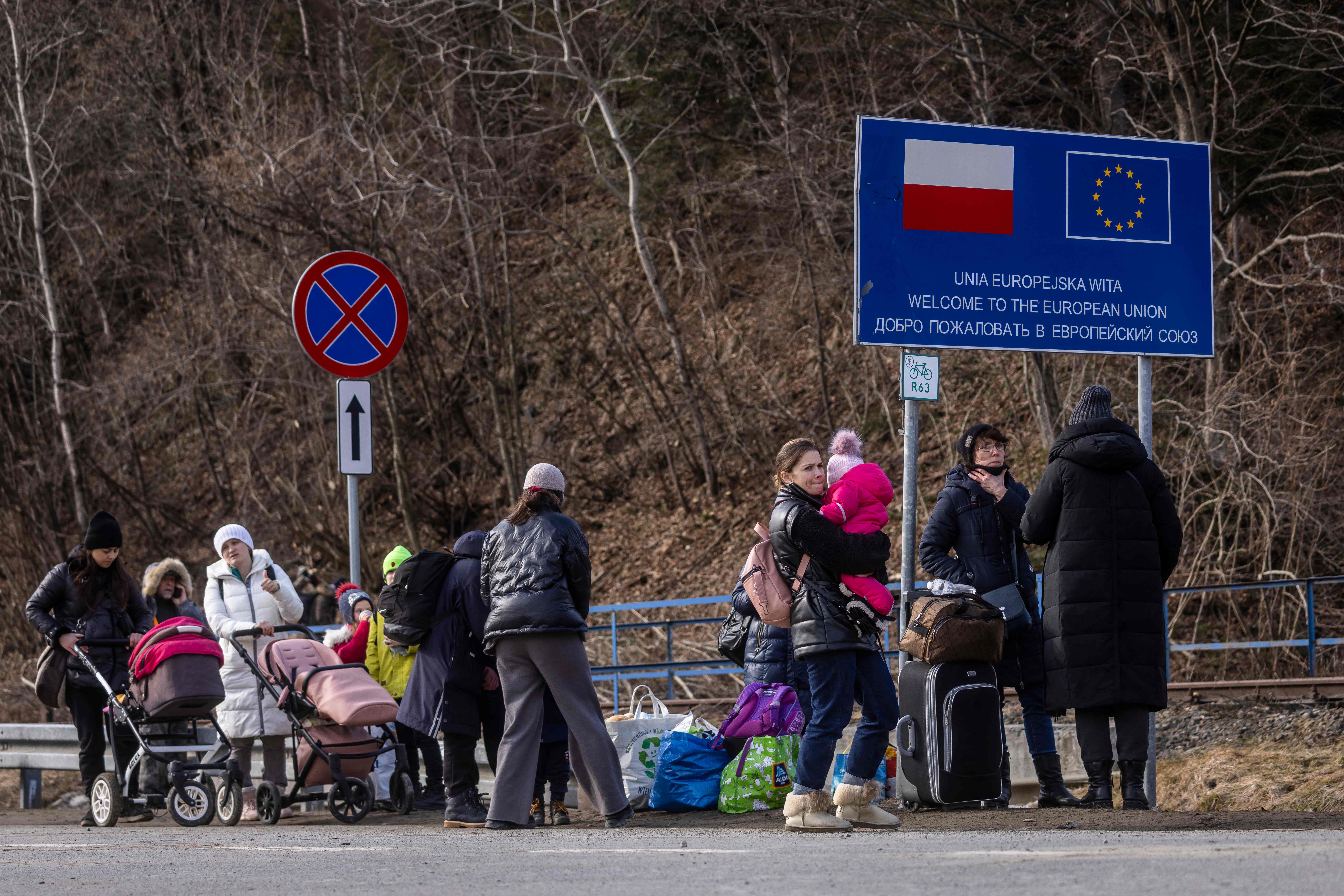 Pengungsi Ukraina berada di perbatasan antara Polandia dan Slovakia.