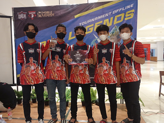 Peserta turnamen Tur Nusantara Sahabat Ganjar menunjukkan sertifikat yang didapatnya