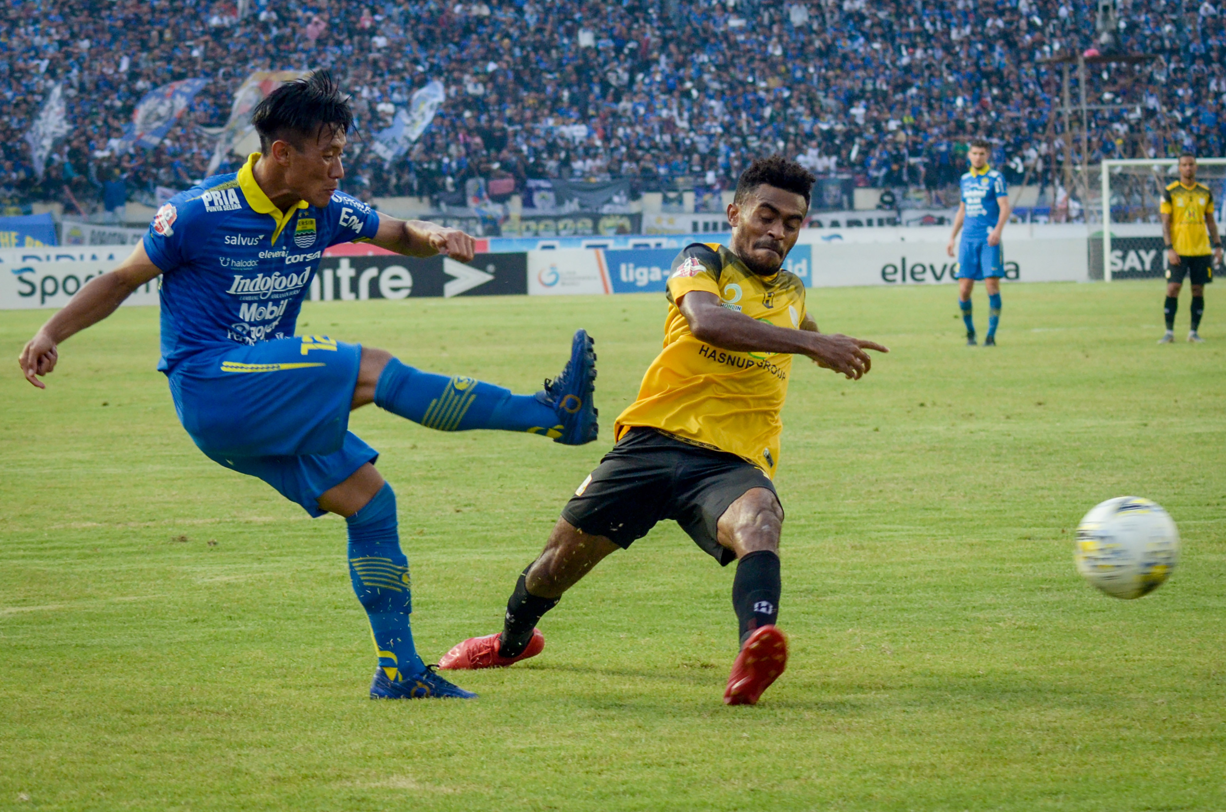 Bek Persib Henhen Herdiana (kiri)