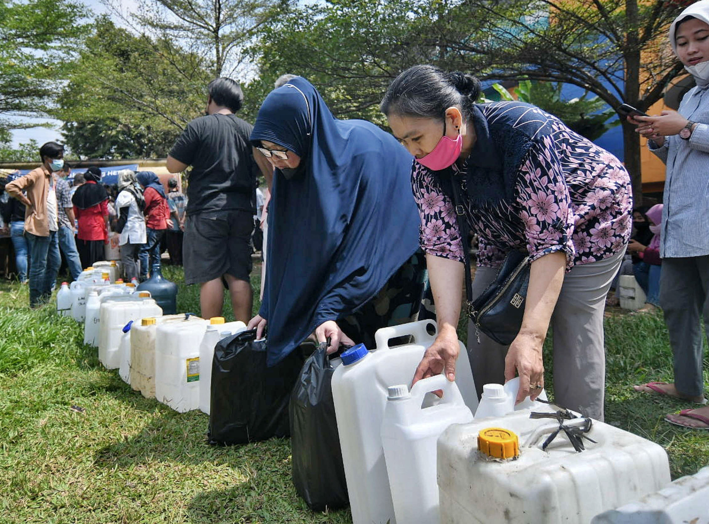 Sejumlah warga mengantre untuk membeli minyak goreng curah di Pasar Senen, Jakarta.