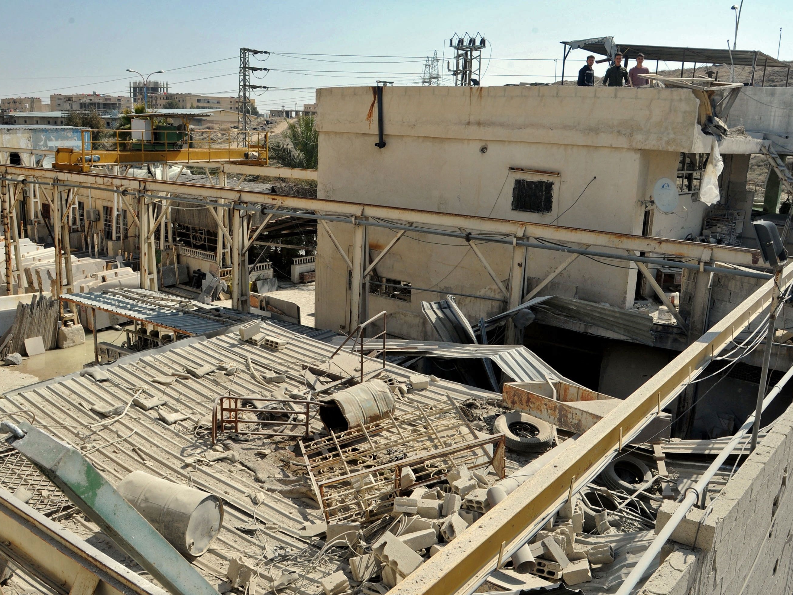 Bangunan yang rusak setelah serangan rudal Israel sebelum fajar di dekat ibu kota Damaskus.