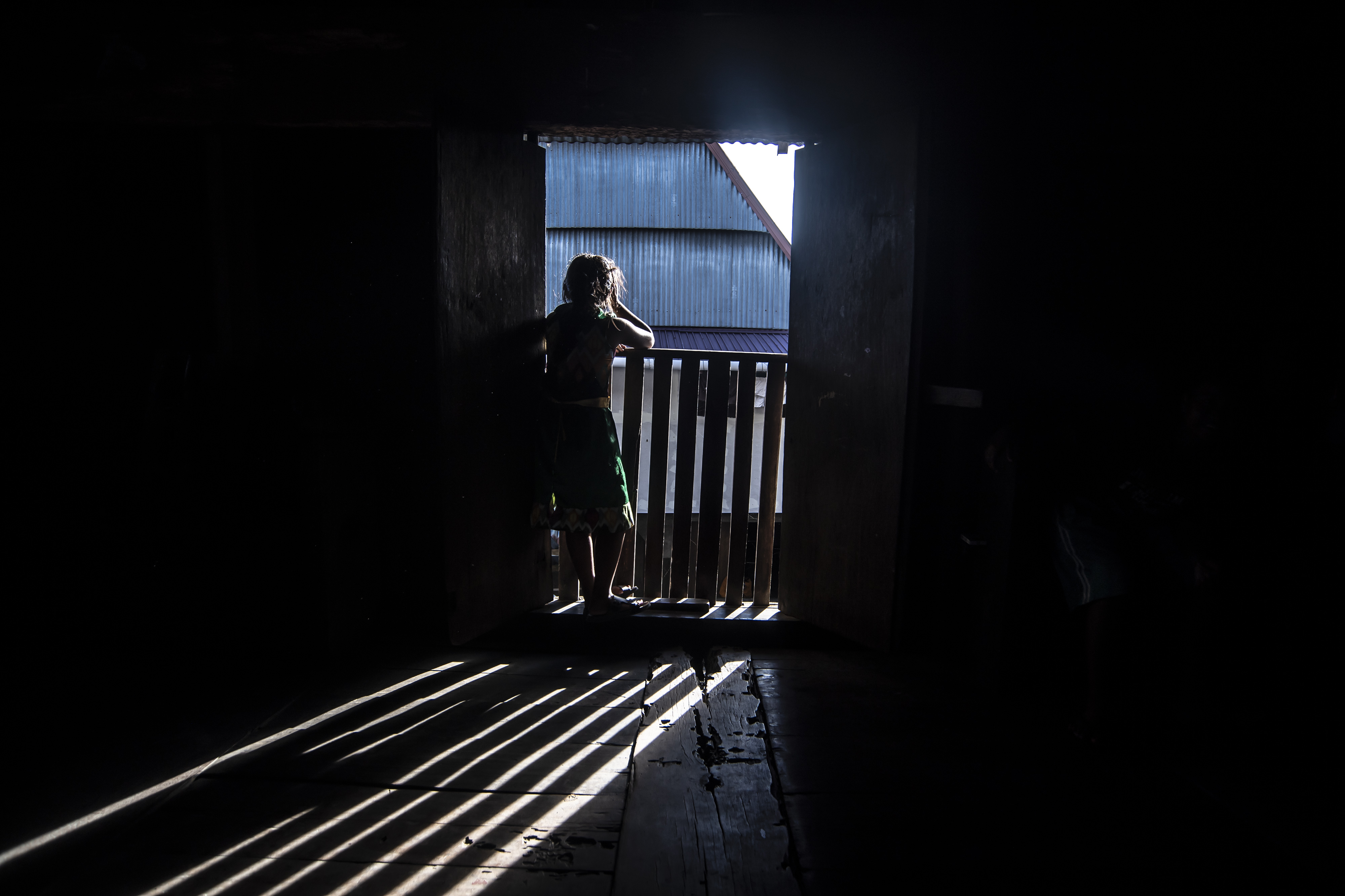 Warga berdiri di rumah adat Desa Wisata Bawomataluo, Nias Selatan, Sumatra Utara, Kamis (14/10/2021).