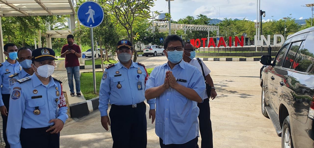 Duta Besar (Dubes) Indonesia untuk Timor Leste Okto Dorinus Manik mengunjungi Pos Perbatasan Motaain di Kabupaten Belu, NTT, Minggu (13/3).