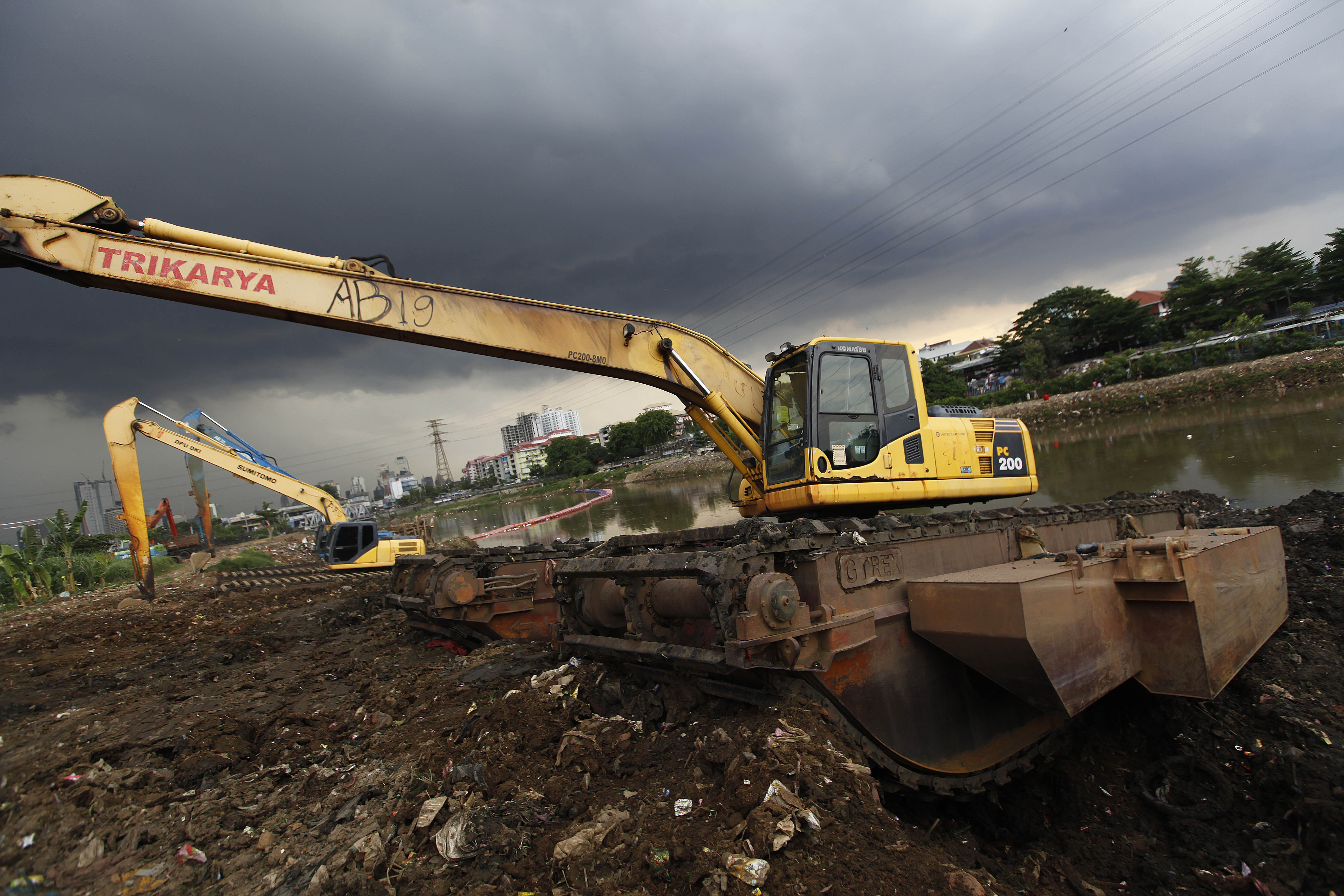  Petugas Dinas Sumber Daya Air (SDA) Provinsi DKI Jakarta melakukan pengerukan menggunakan ekskavator di Kali Ciliwung, Banjir Kanal Barat.