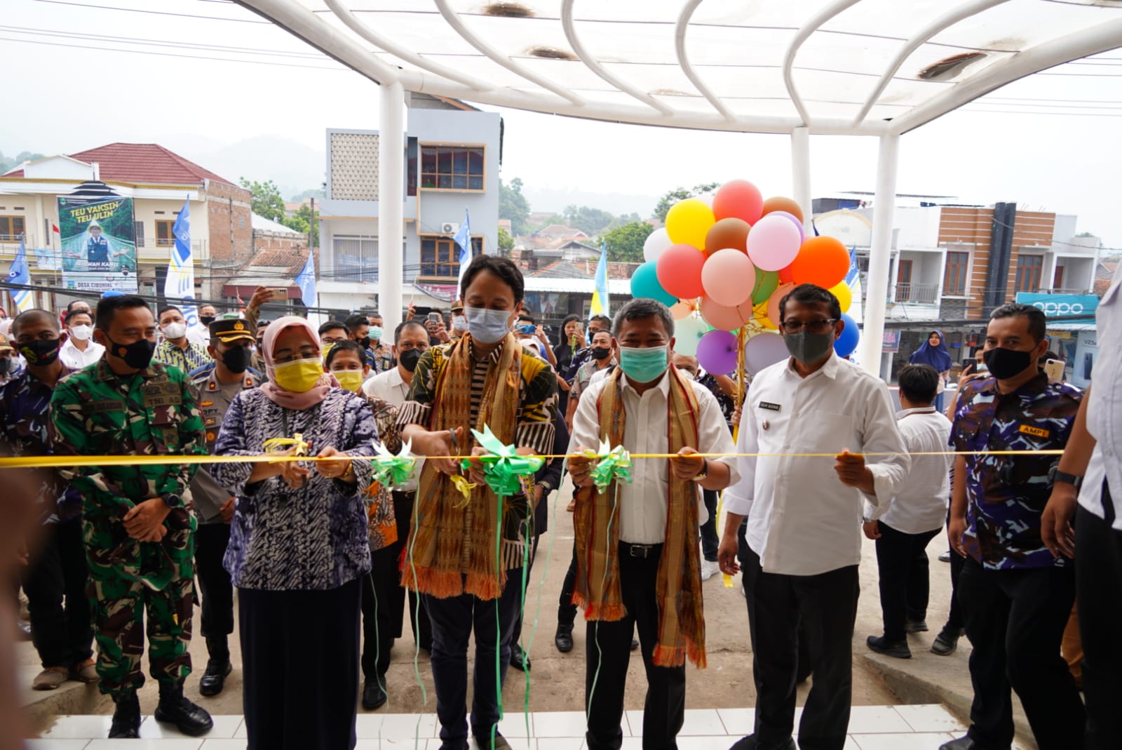 Wakil Menteri Perdagangan RI, Jerry Sambuaga didampingi Bupati Garut  Rudy Gunawan meresmikan Pasar Rakyat Leles, Rabu (30/3)