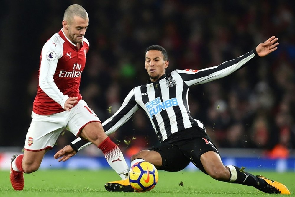 Isaac Hayden (kanan)