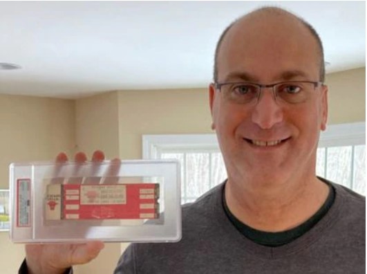 Michael Cole memegang tiket pertandingan untuk laga debut Michael Jordan i NBA yang tidak terpakai.