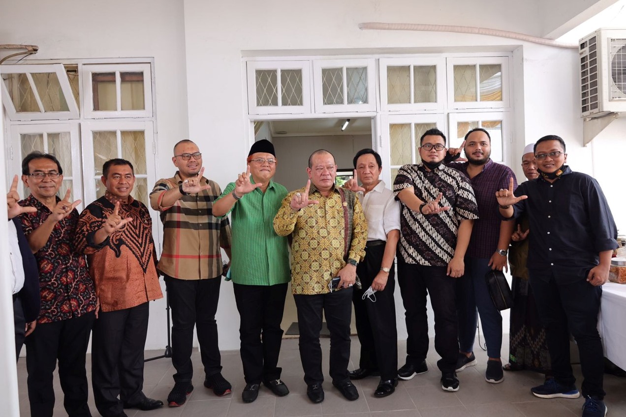 Shri Hardjuno Wiwoho bersama dengan beberapa rekannya meresmikan kantor hukum Wardhana Wiwoho & Partners di Menteng, Jakarta Pusat.