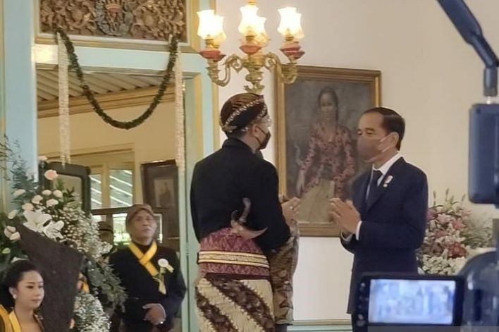 Presiden Joko Widodo dengan Kanjeng Gusti Pangeran Adipati Arya (KGPAA) Mangkunegara X di Pura Mangkunegaran, Solo, Jawa Tengah.