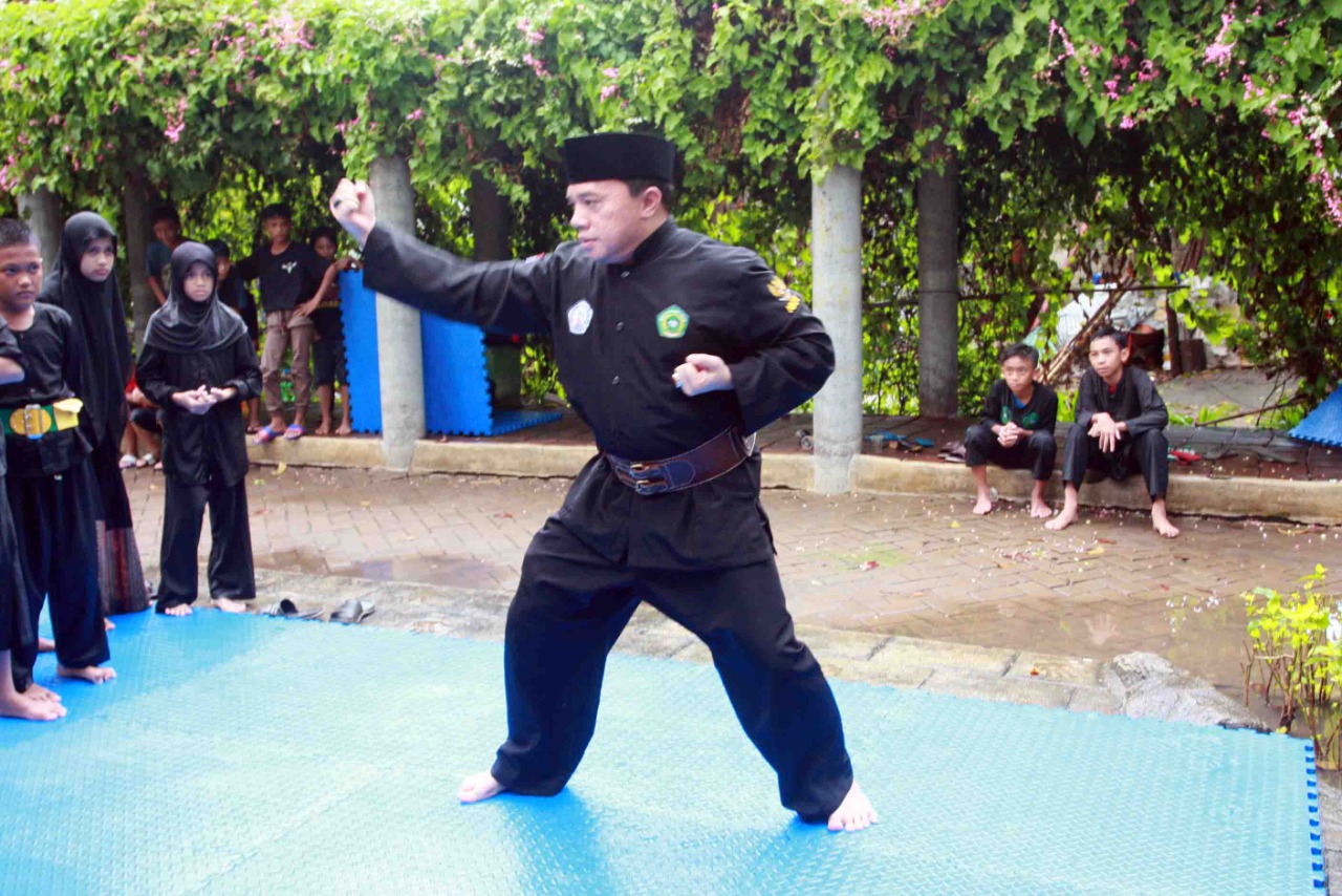 Ketua Kadin Jakarta Selatan, Akhmad Lafranta Siregar turut mendemonstrasikan silat Betawi Beksi.