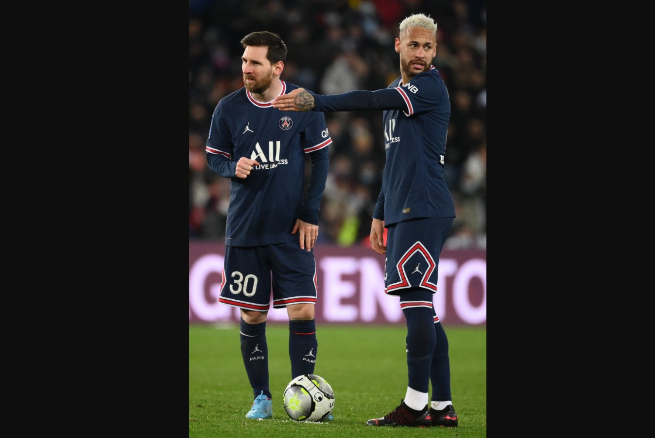 Pendukung PSG Cemooh Messi dan Neymar