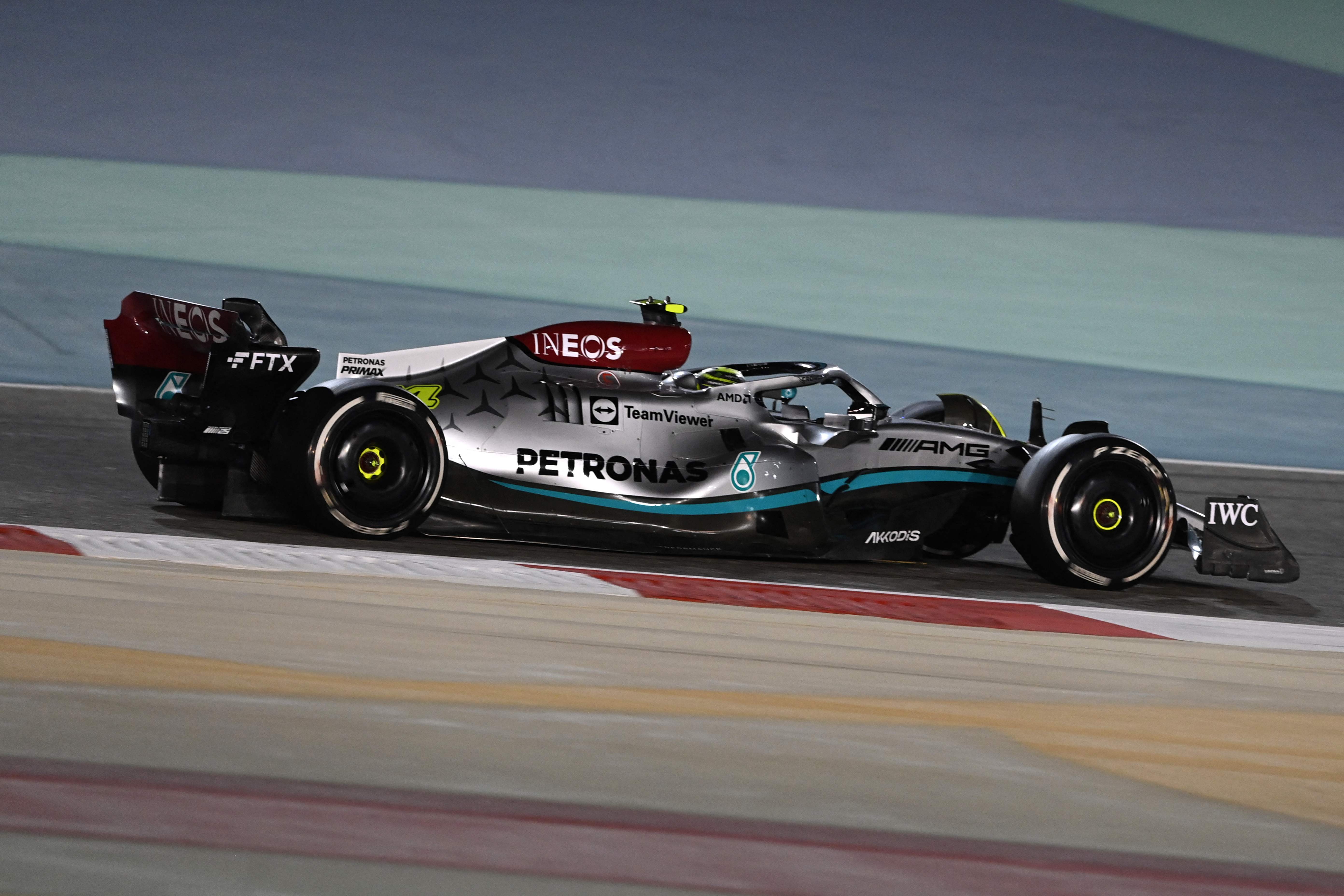Pembalap Tim F1 Mercedes Lewis Hamilton