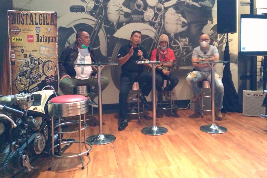 Sekum IMI DKI Dodi Irawan (dua dari kanan) sedang memberikan penjelasan regulasi balapan.