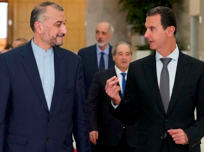 Menteri Luar Negeri Iran Hossein Amir-Abdollahian (kiri) berbicara dengan Presiden Suriah Bashar al-Assad di ibu kota Damaskus.