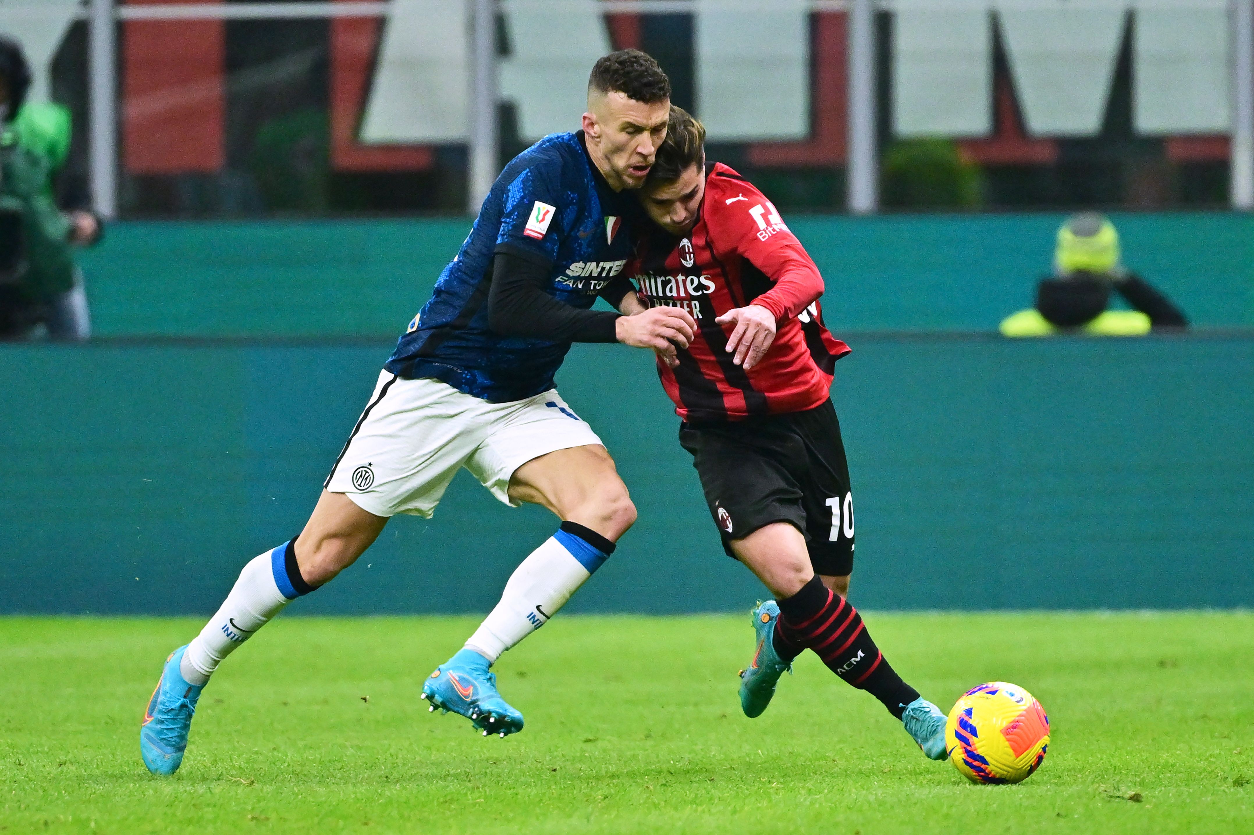 Gelandang Inter Milan Ivan Perisic (kiri) berebut bola dengan gelandang AC Milan Brahim Diaz di laga semifinal Piala Italia. 