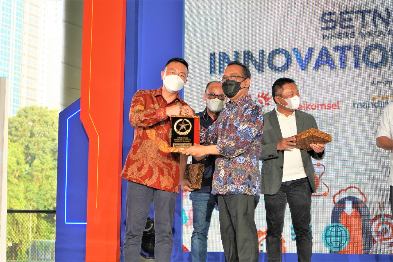 Menteri Sekretariat Negara Pratikno (kiri memberikan penghargaan kepada Huawei.