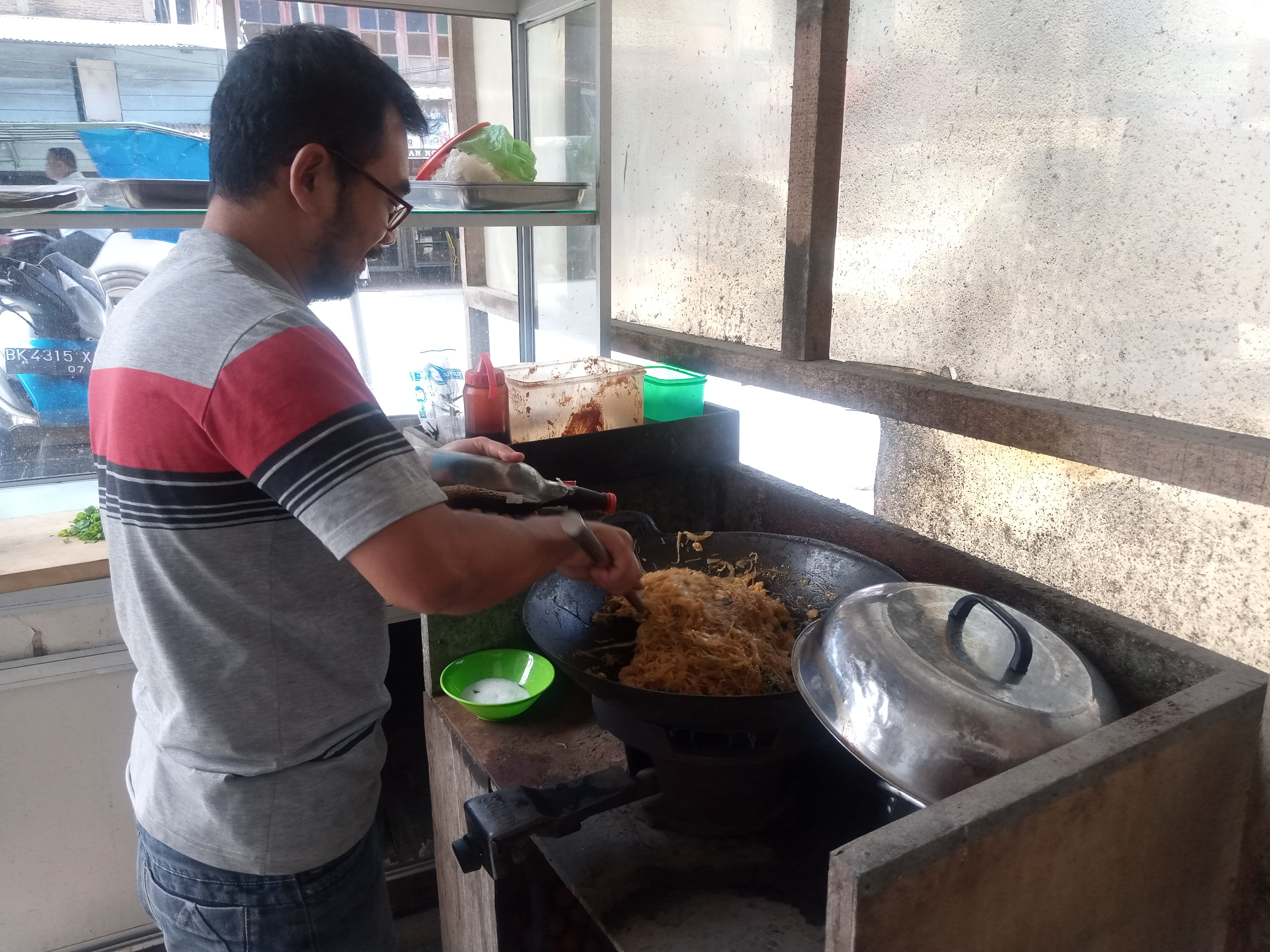 Ahok, pedagang makanan di Tarutung, Tapanuli Utara, Sumatra Utara