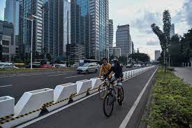 Pengendara sepeda melintasi jalur khusus dii kawasan Sudirman-Thamrin, Jakarta. 