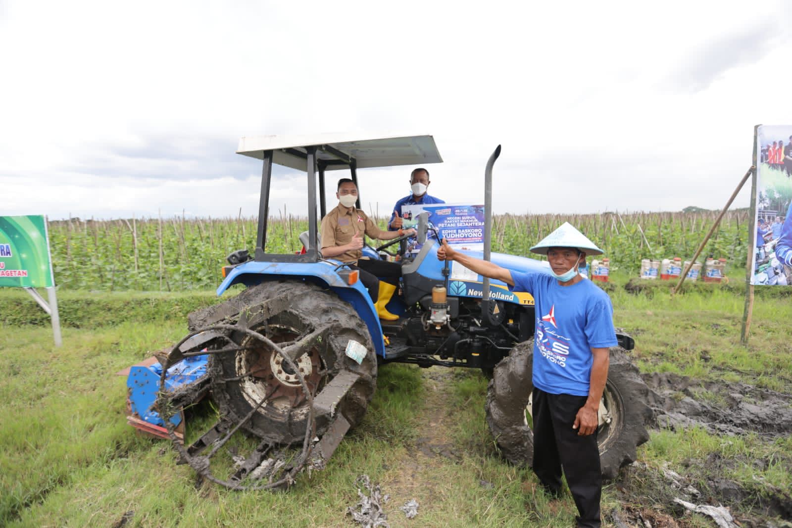 Edhie Baskoro Yudhoyono membari empat traktor roda, hand traktor, dan hand sprayer untuk petani tani melon di Desa Klagen, Magetan, Jatim. 